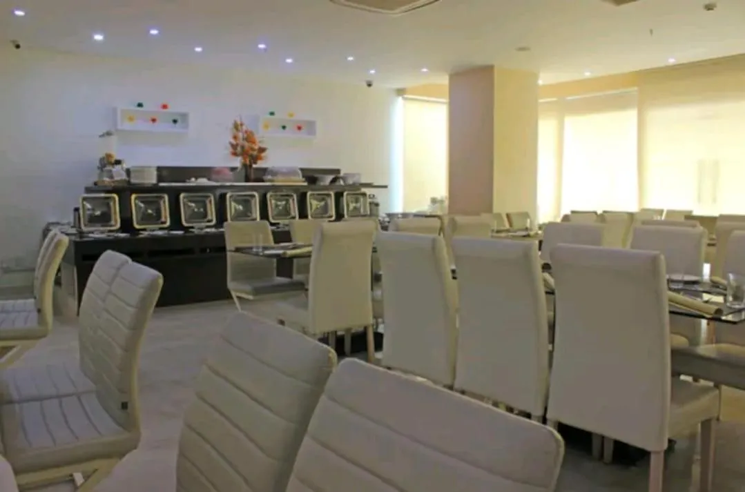 Restaurant/places to eat in Hotel Diamonds Pearl