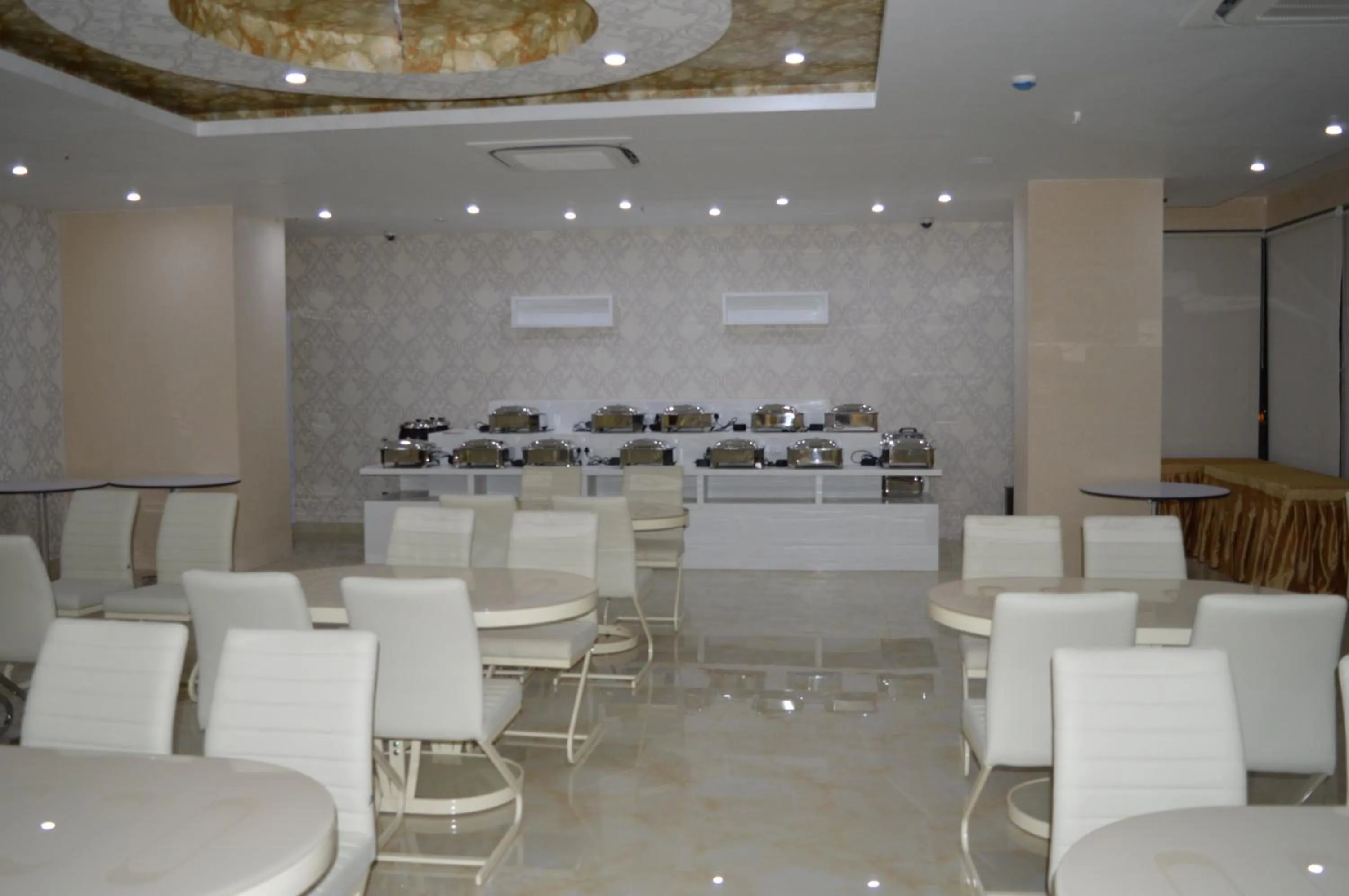 Restaurant/places to eat in Hotel Diamonds Pearl