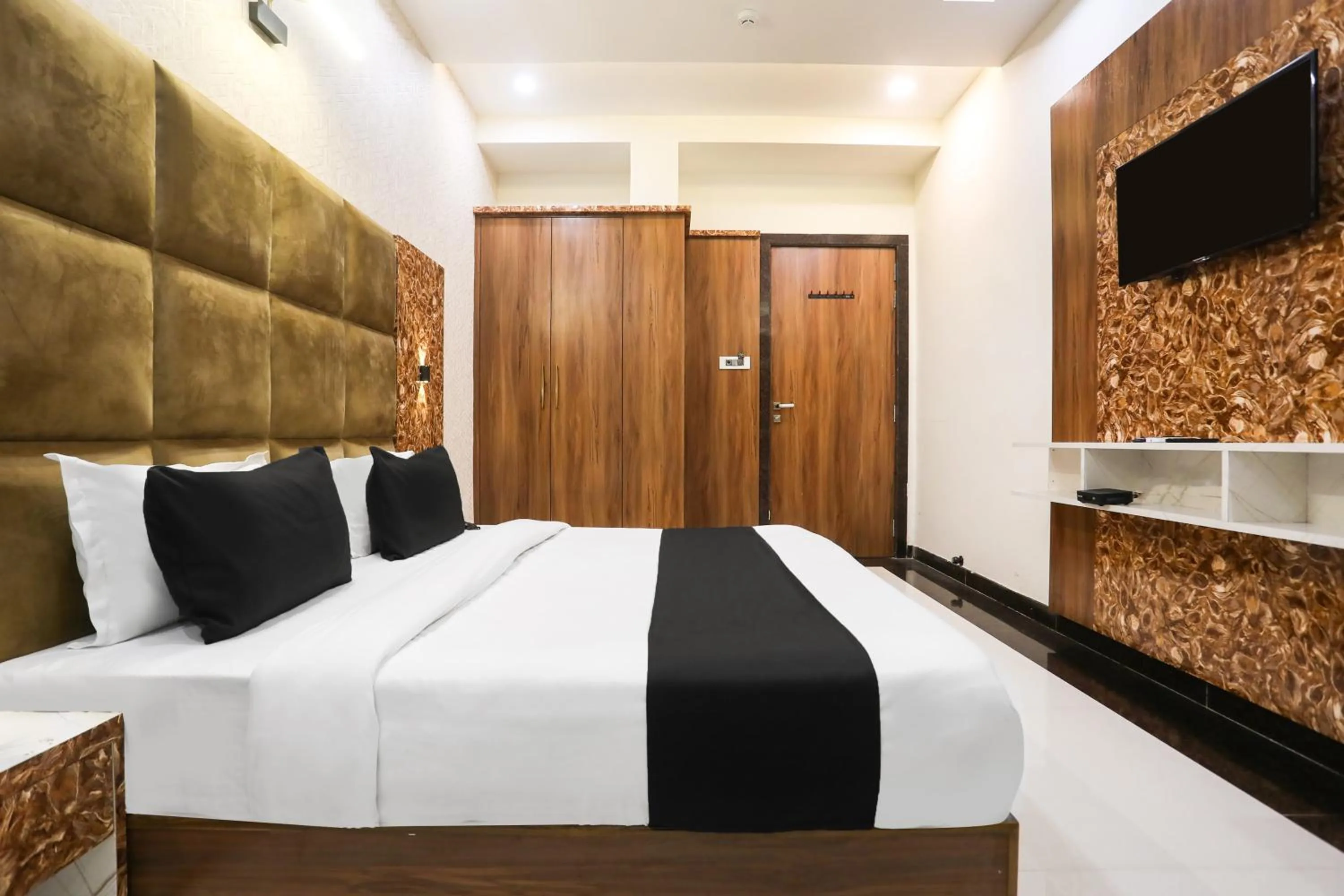 Bedroom, Bed in Townhouse Kota Airport Formerly Hotel Shaily Royal