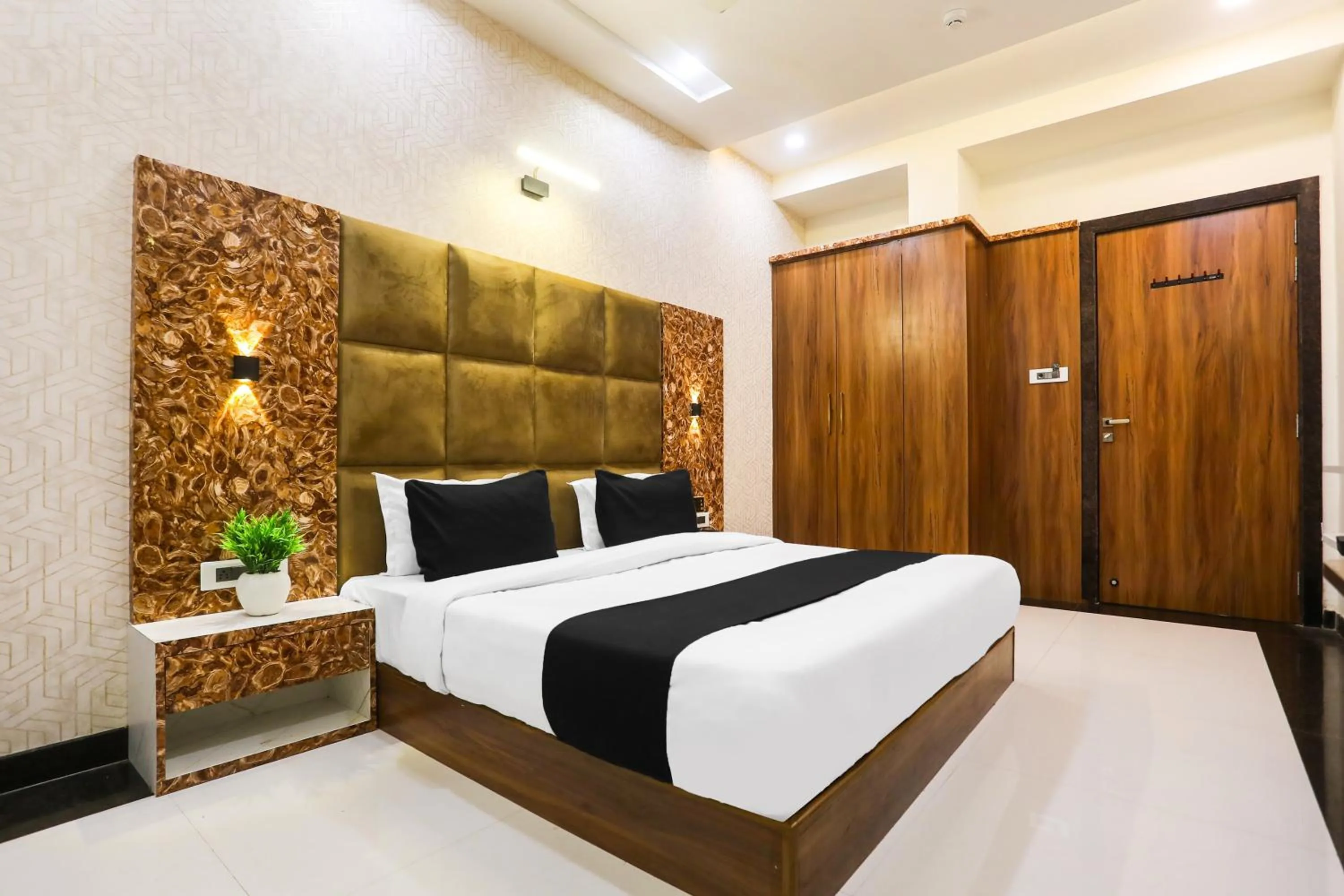 Bedroom, Bed in Townhouse Kota Airport Formerly Hotel Shaily Royal