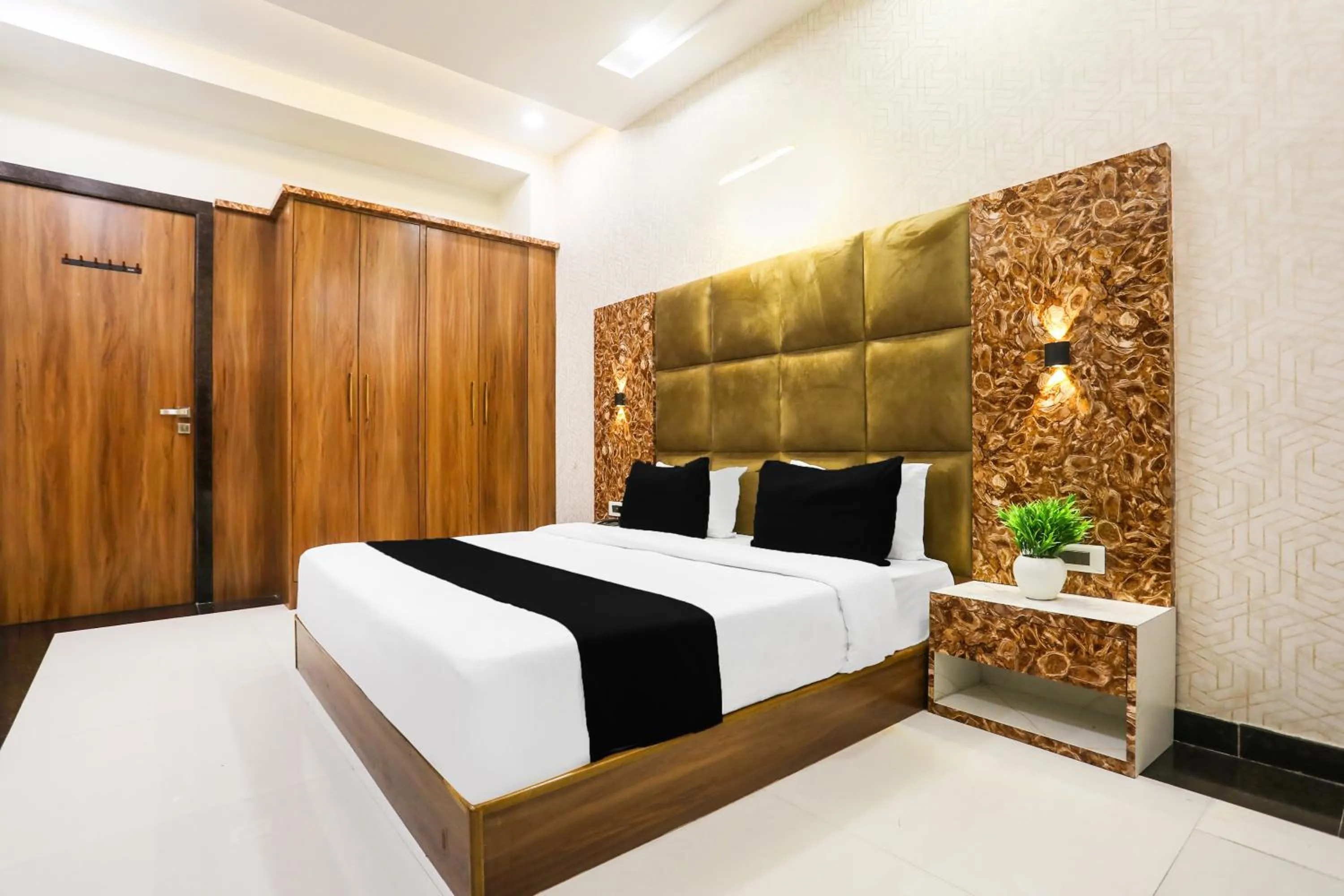 Bedroom, Bed in Townhouse Kota Airport Formerly Hotel Shaily Royal