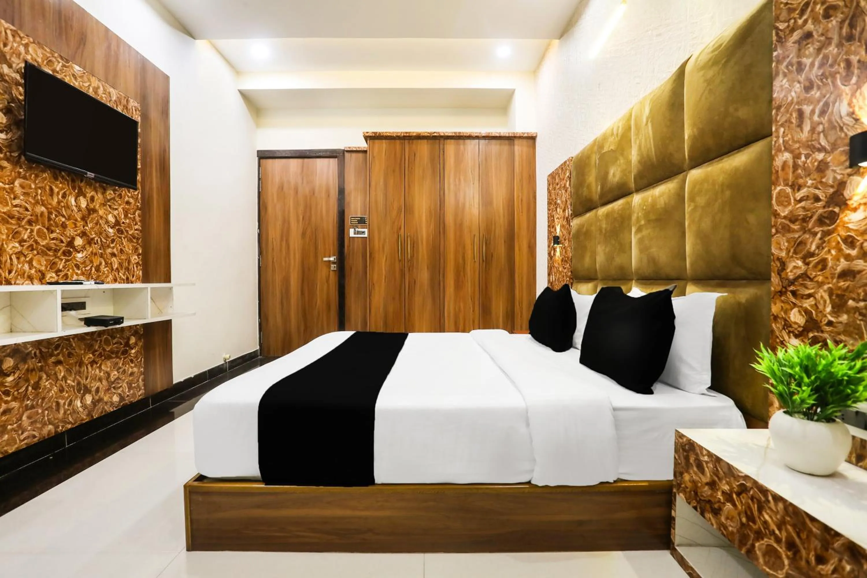 Bedroom, Bed in Townhouse Kota Airport Formerly Hotel Shaily Royal