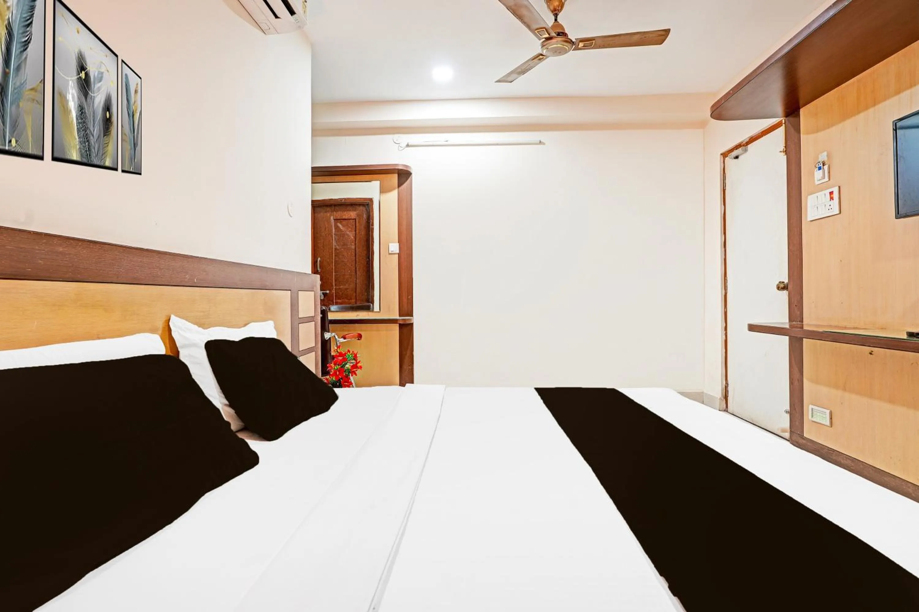 Bedroom, Bed in Hotel O Anantapur