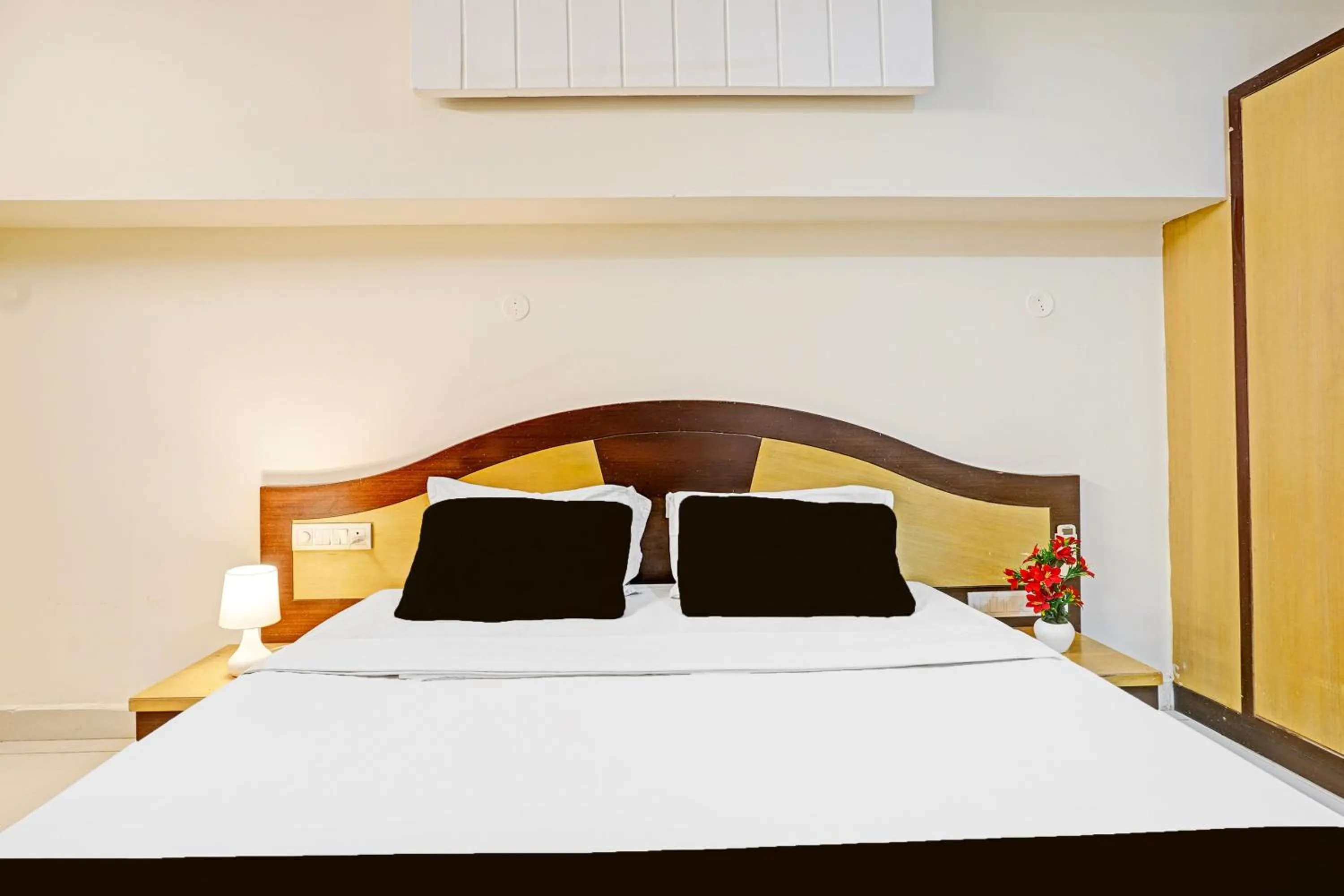 Bedroom, Bed in Hotel O Anantapur