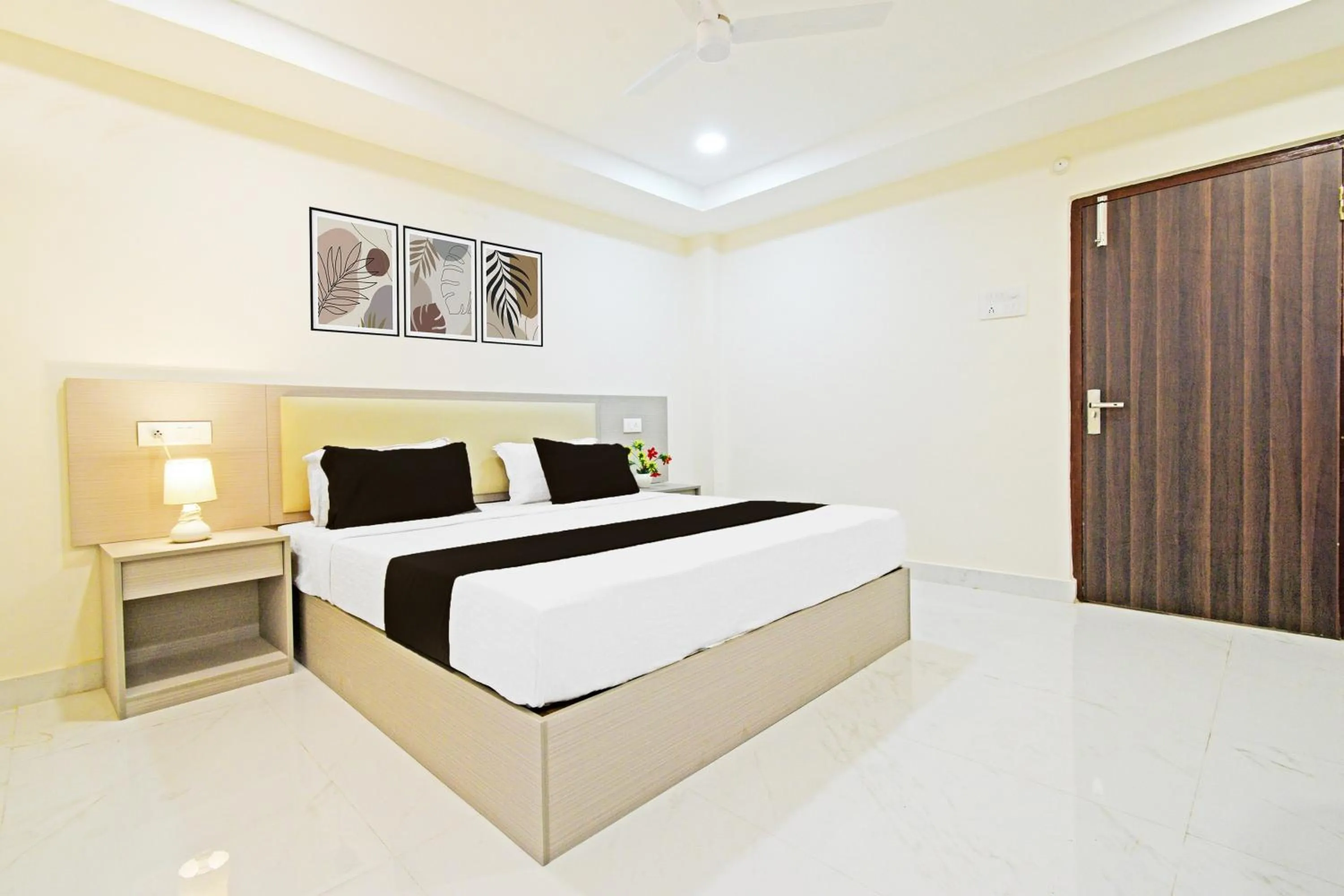 Bedroom, Bed in Super Collection O Sanath Nagar Near Railway Station