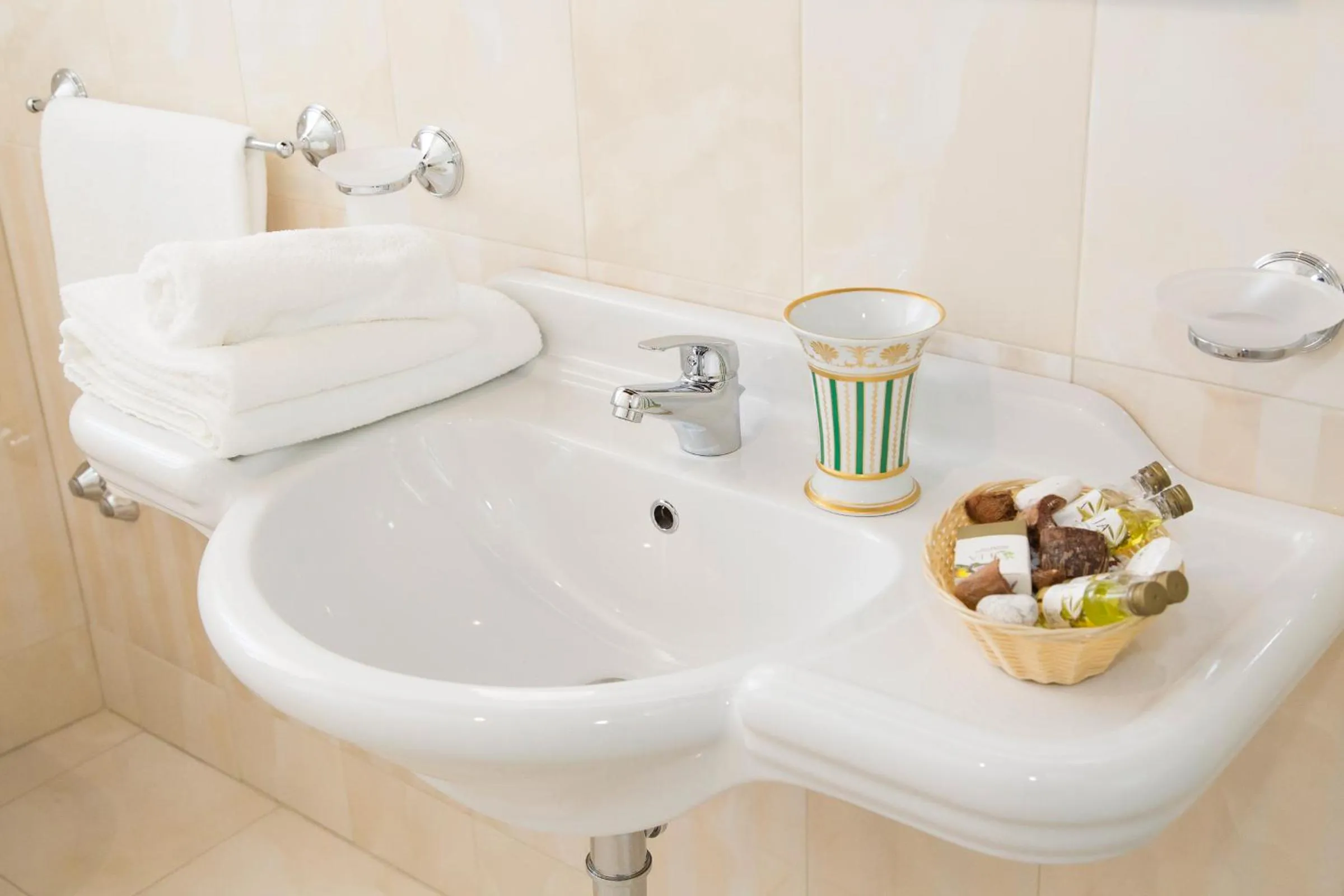 Bathroom in Palazzo Toraldo di Francia