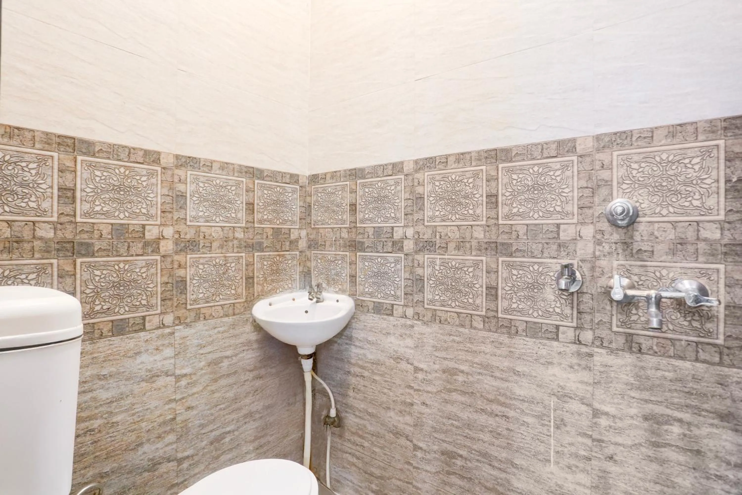 Bathroom in Super Hotel O Bareilly Near Satellite Bus Stand