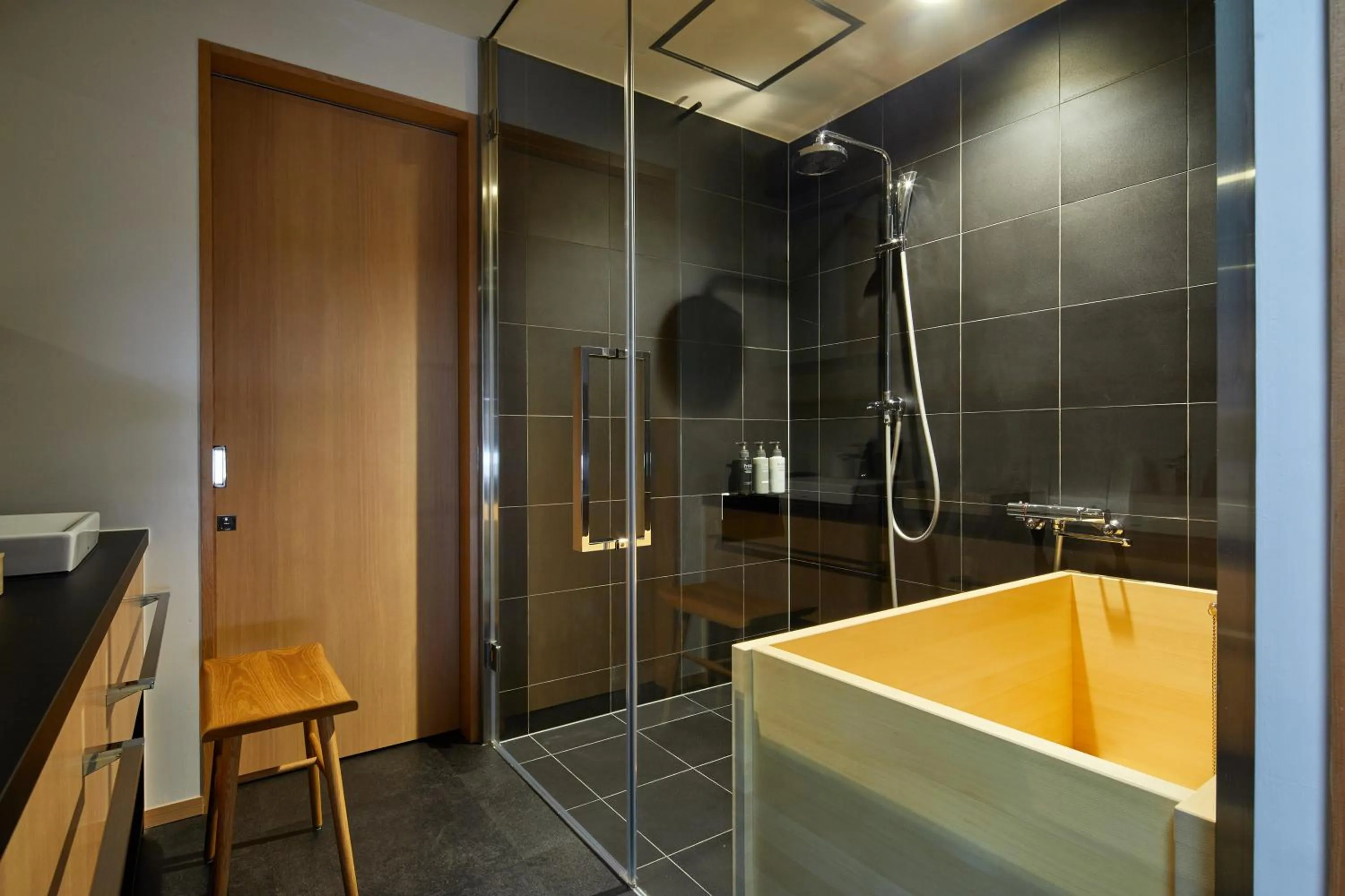 Shower in Enso Machiya