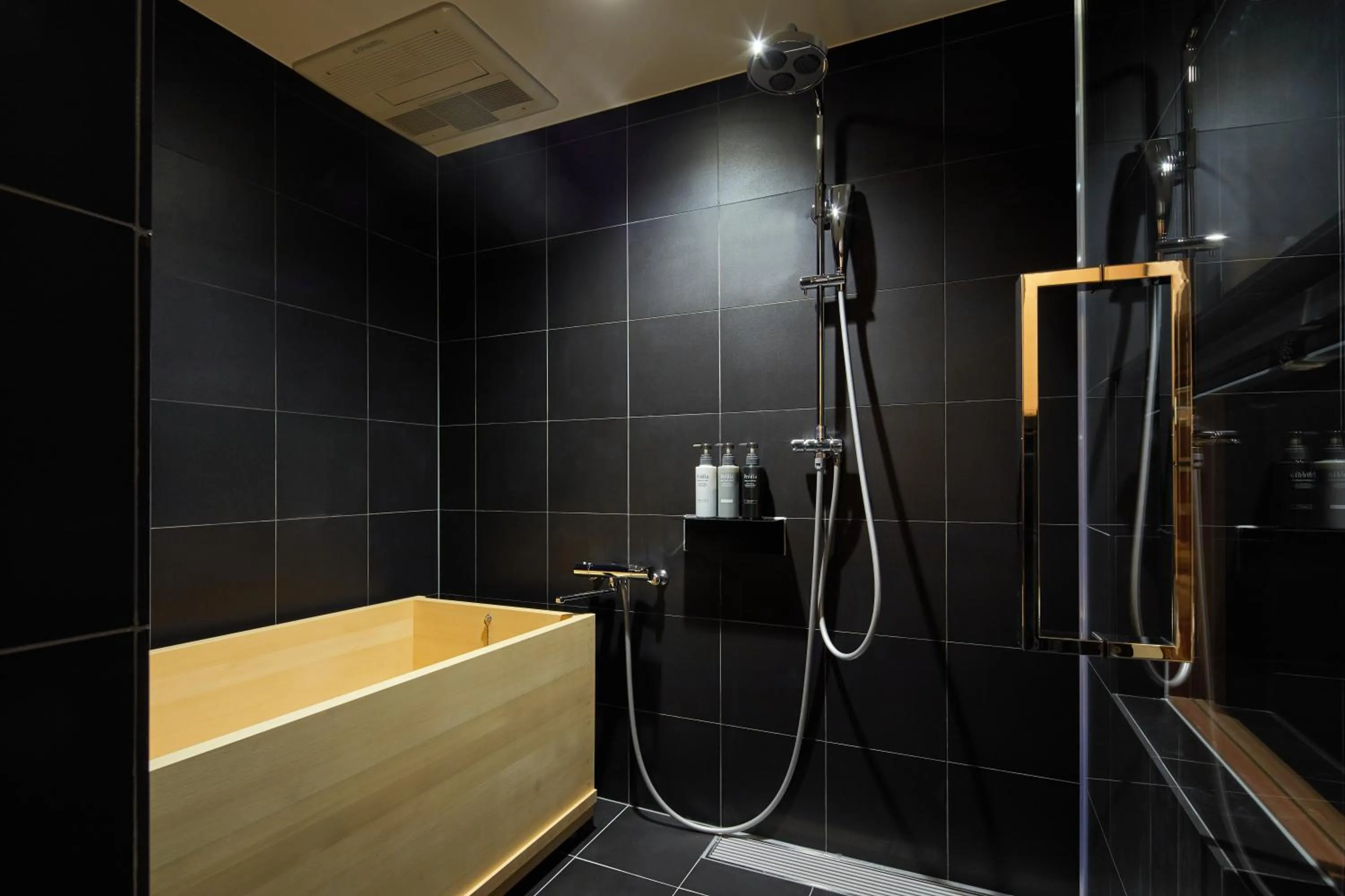 Shower in Enso Machiya