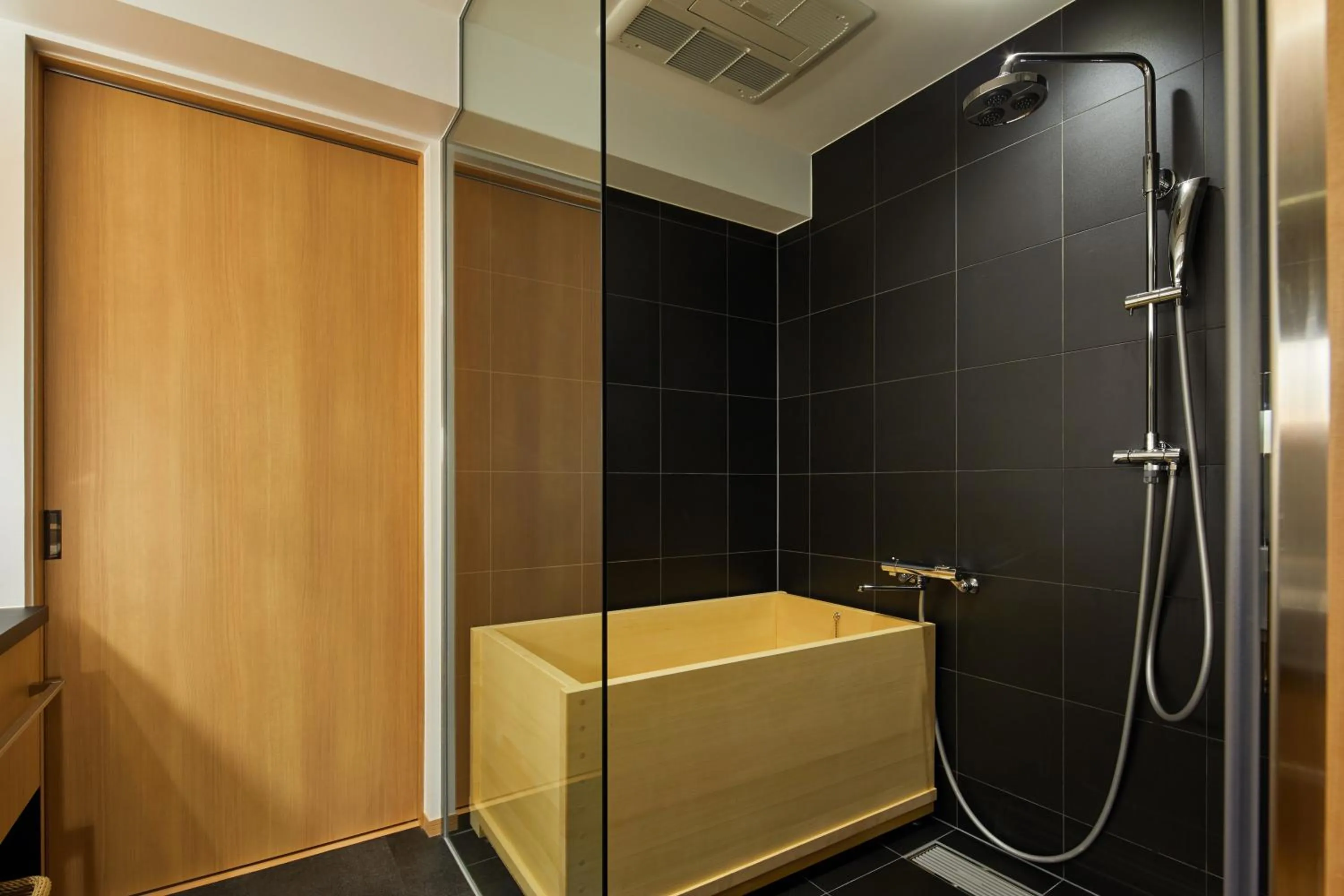Shower in Enso Machiya