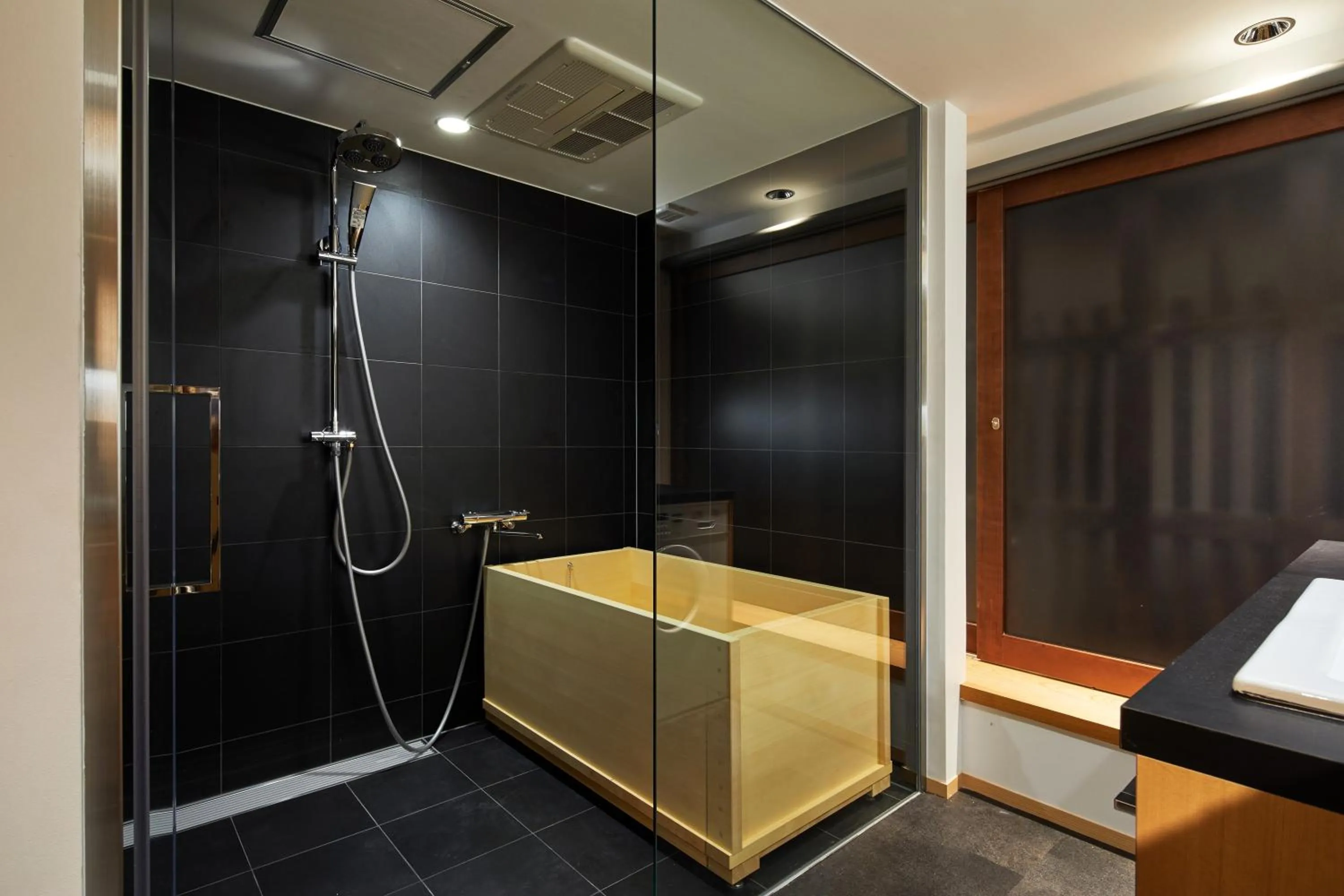 Shower in Enso Machiya