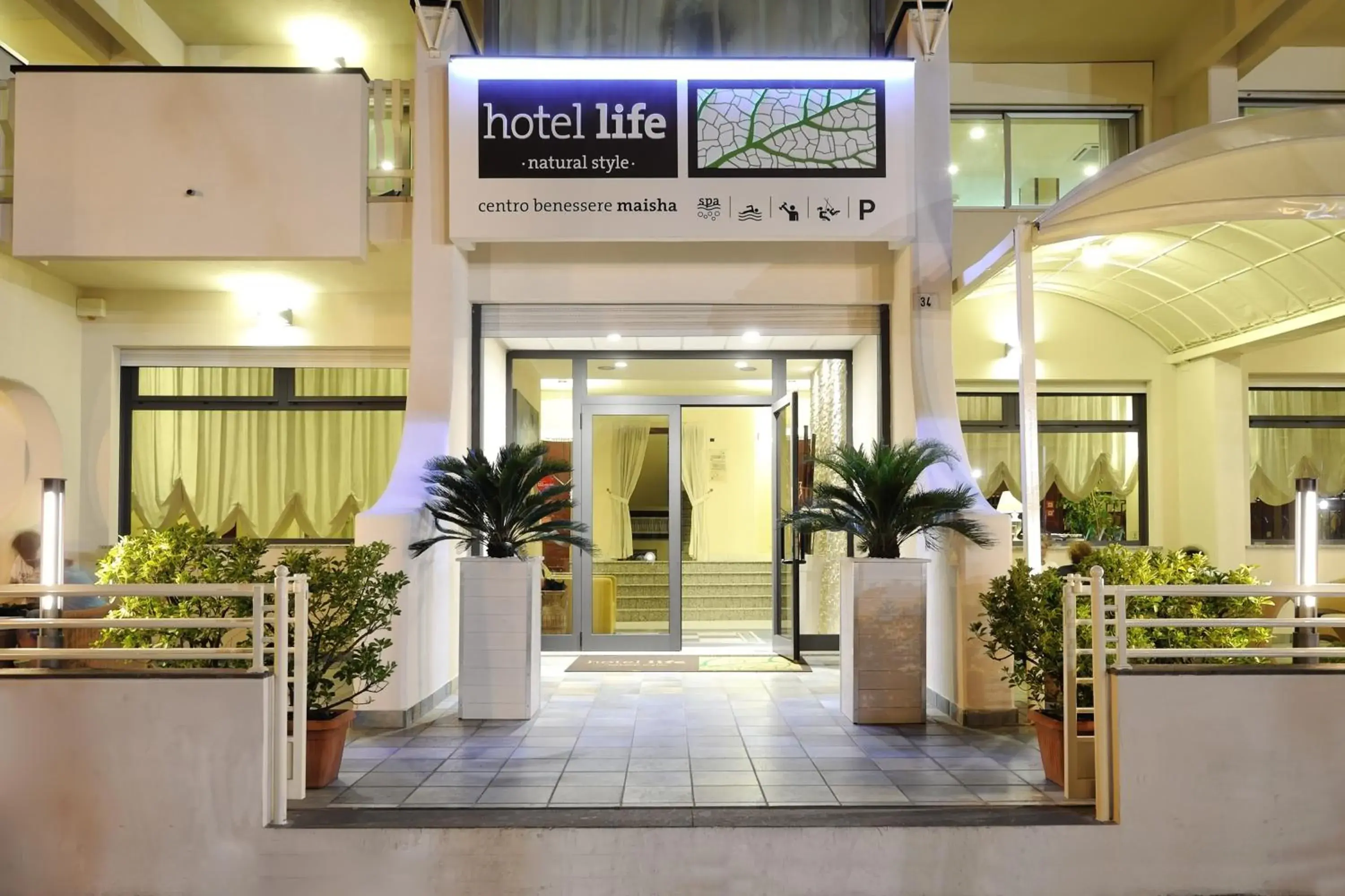 Facade/entrance in Hotel Life
