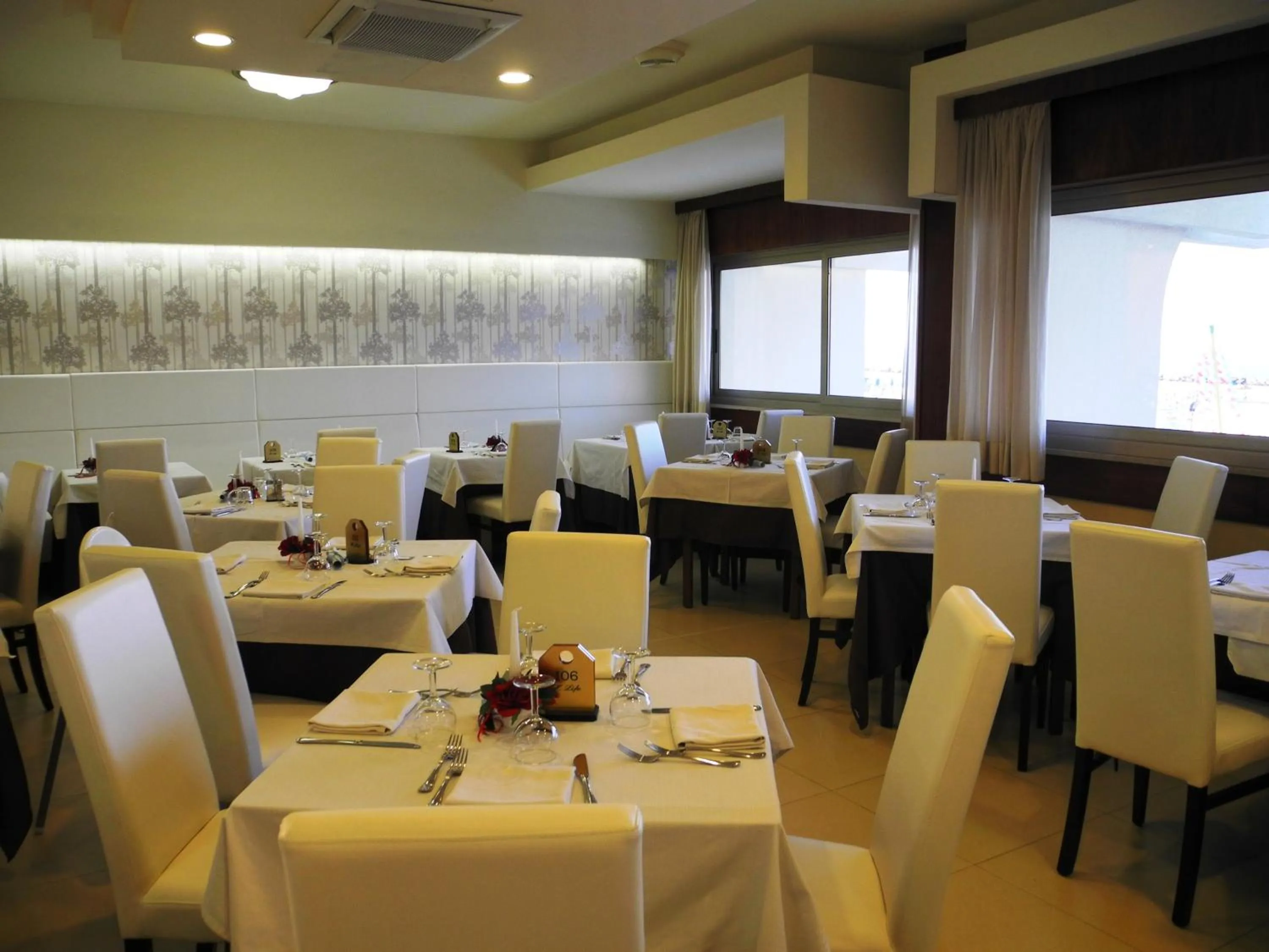 Restaurant/places to eat in Hotel Life