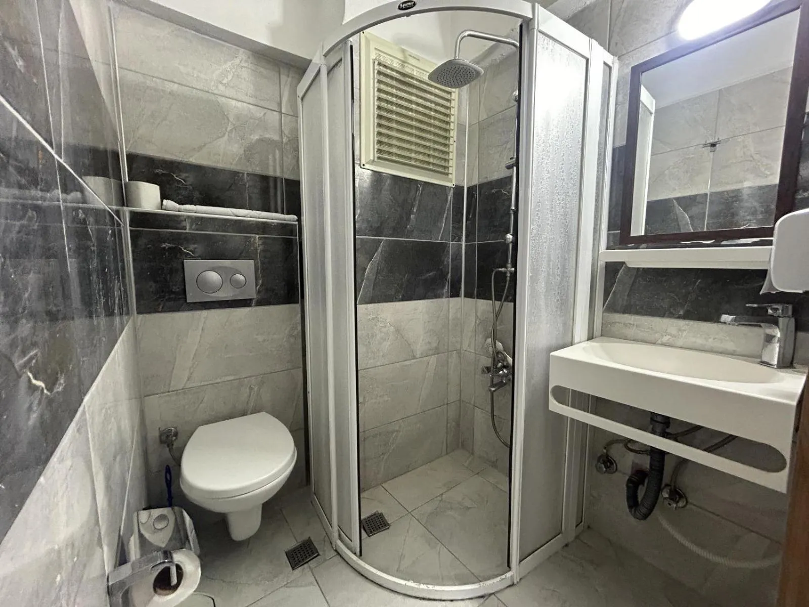 Shower in Yıldırım Otel