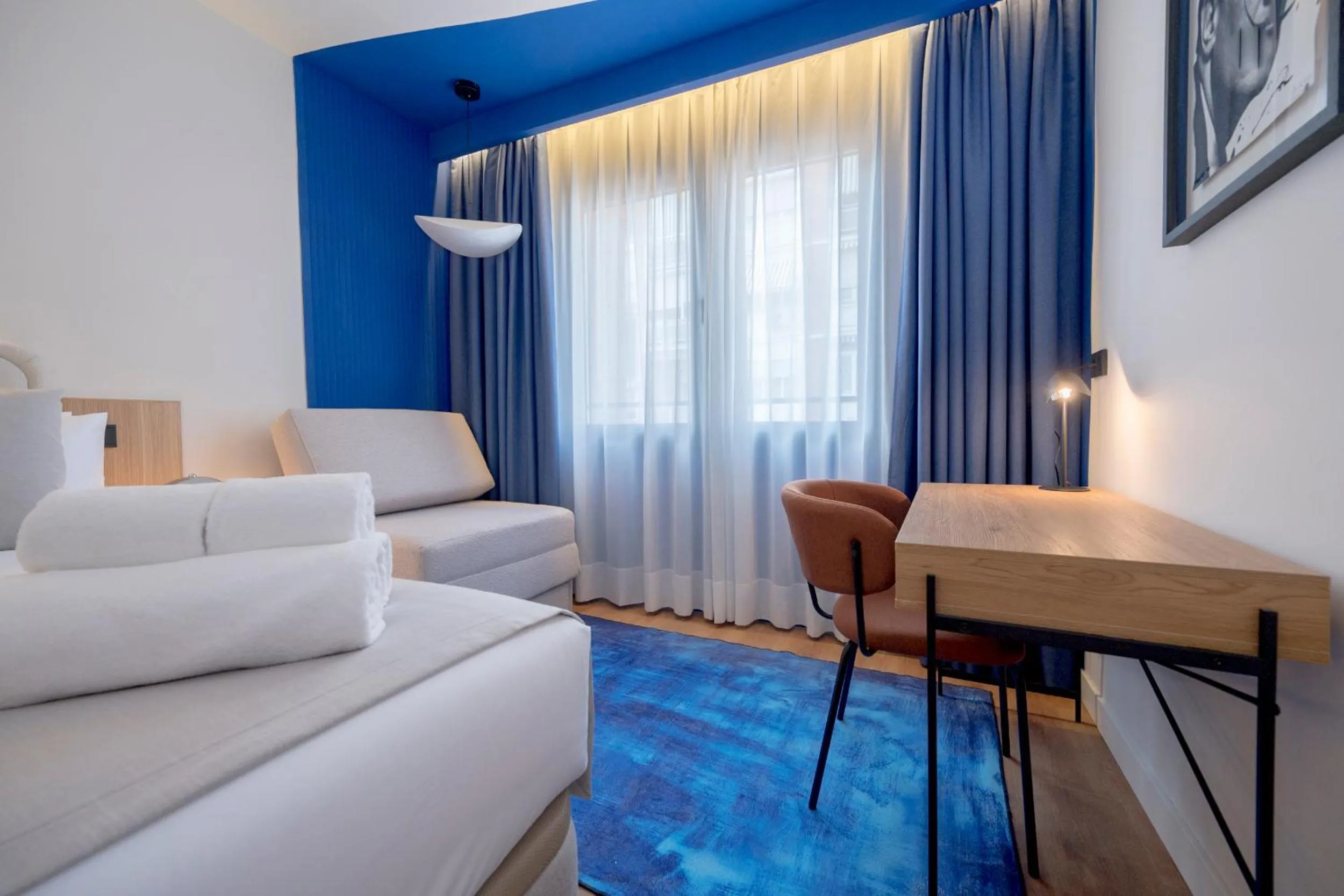 Living room, Bed in Iconic Suites