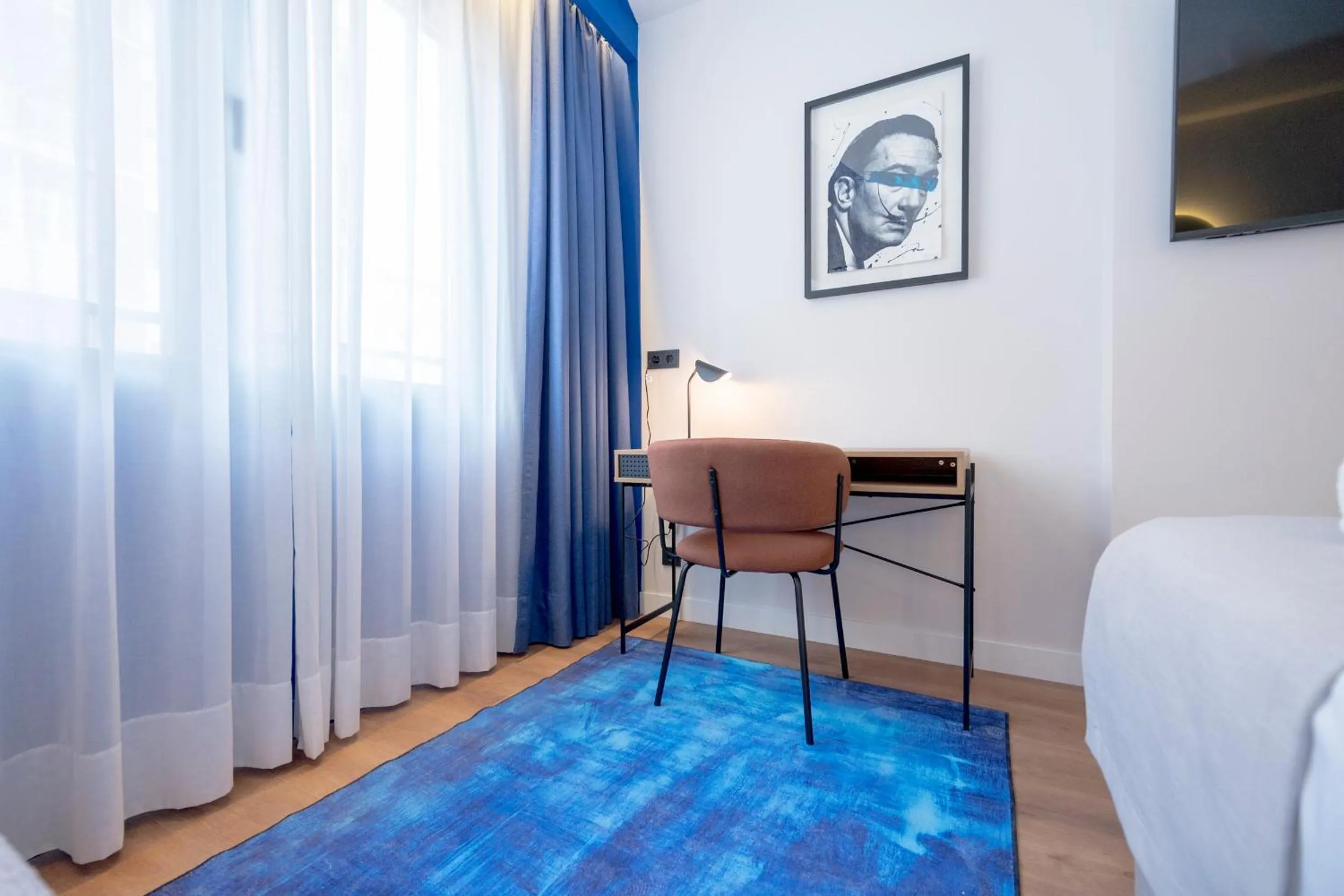 Seating area, Bed in Iconic Suites