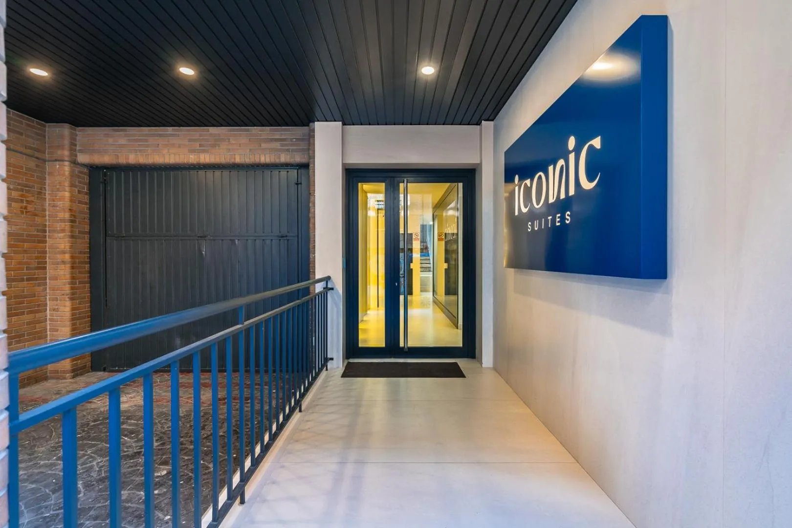 Facade/entrance in Iconic Suites