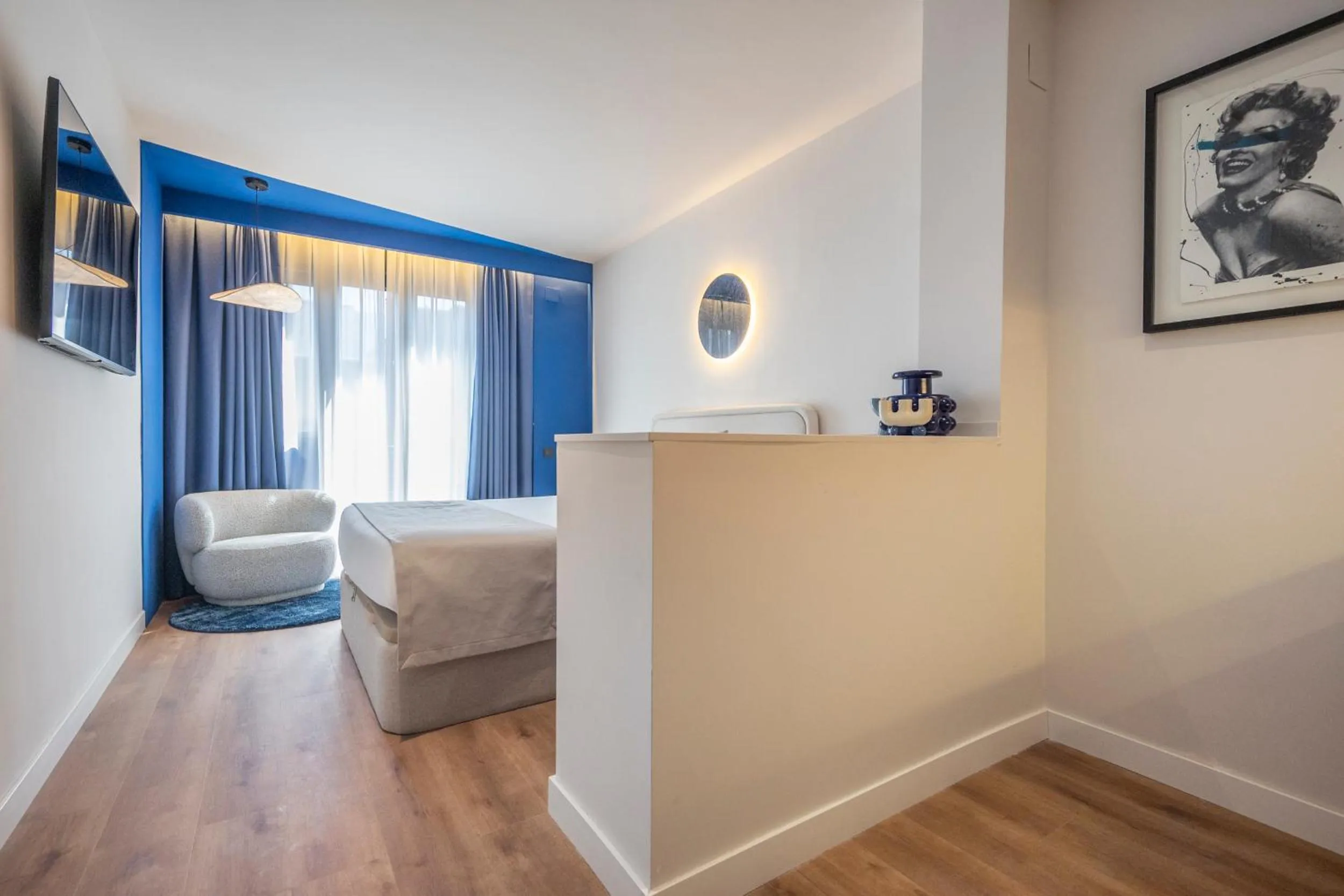 Photo of the whole room, Bed in Iconic Suites