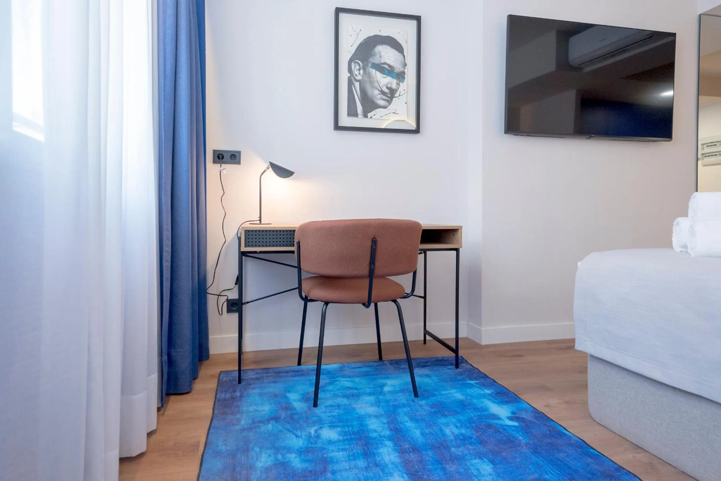 Seating area, Bed in Iconic Suites