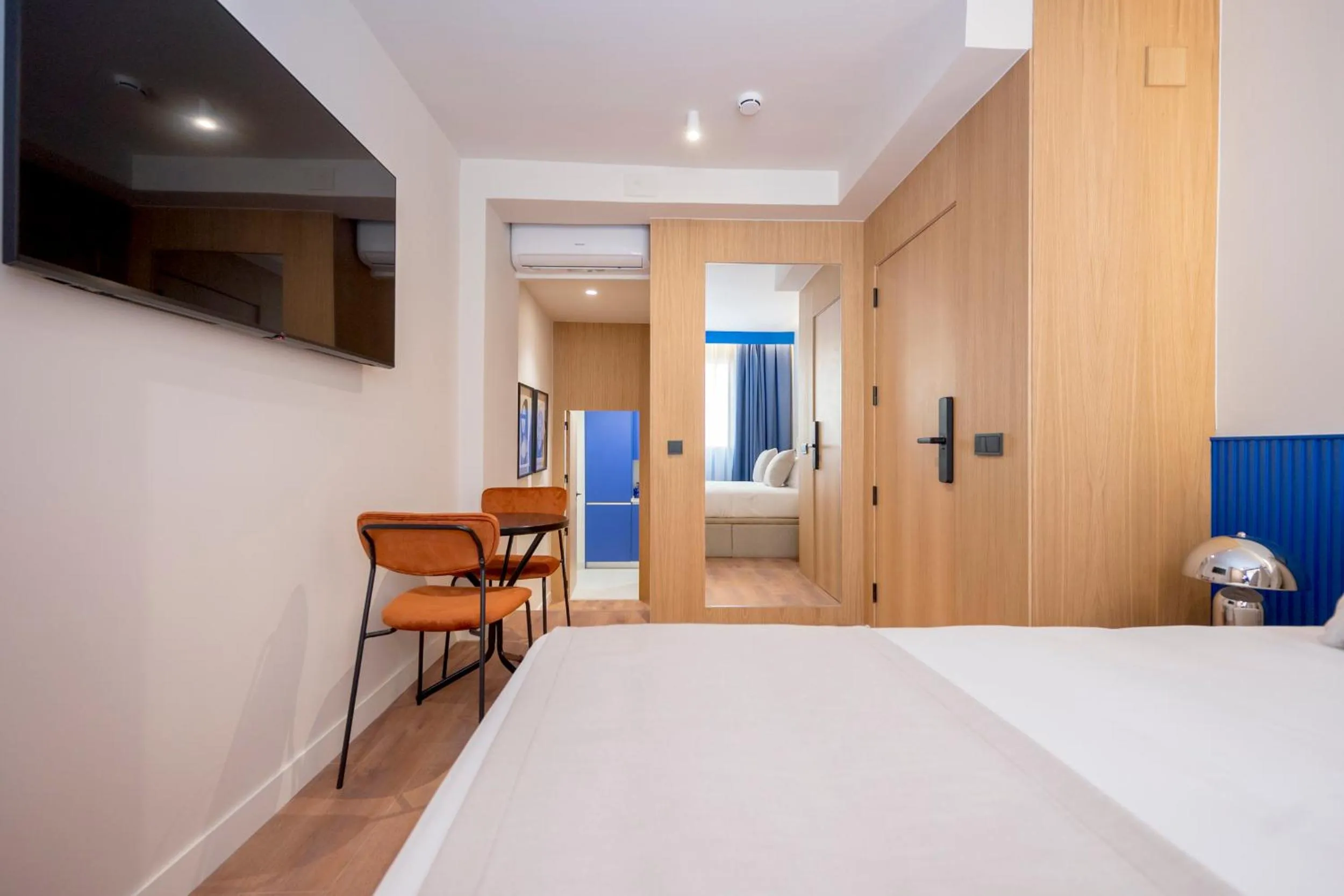 Photo of the whole room, Bed in Iconic Suites