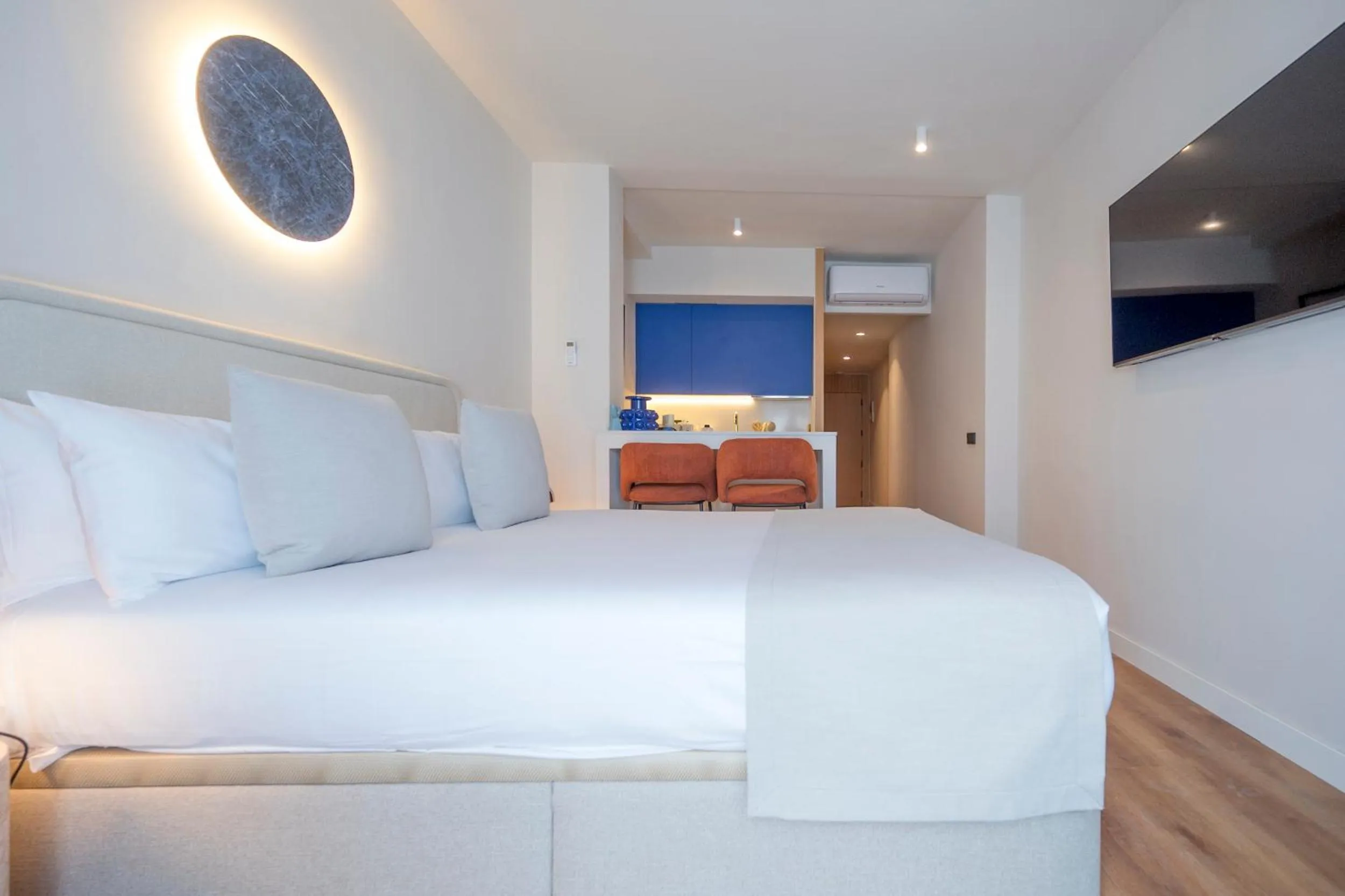 Photo of the whole room, Bed in Iconic Suites