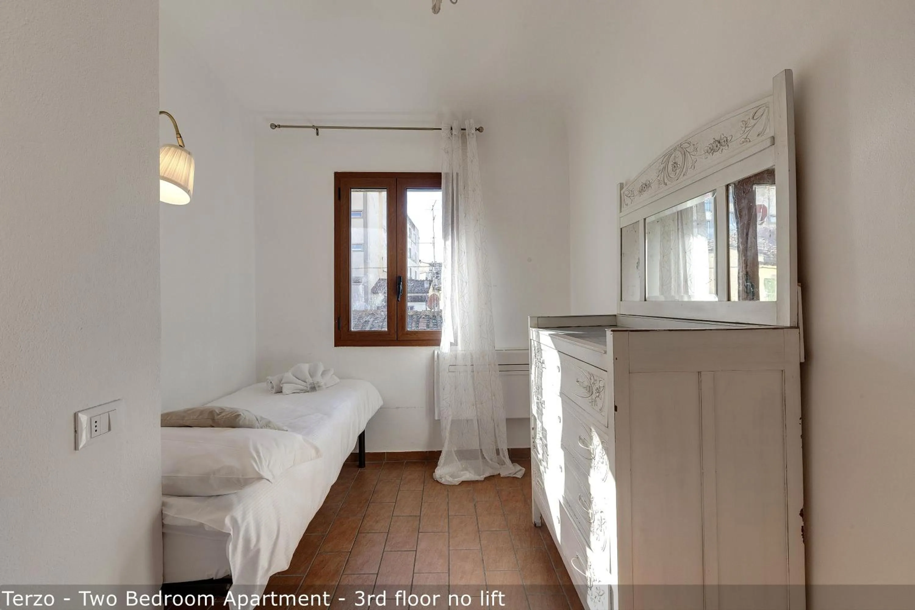 Bedroom, Bed in Palazzuolo Tower Apartments by Mamo Florence