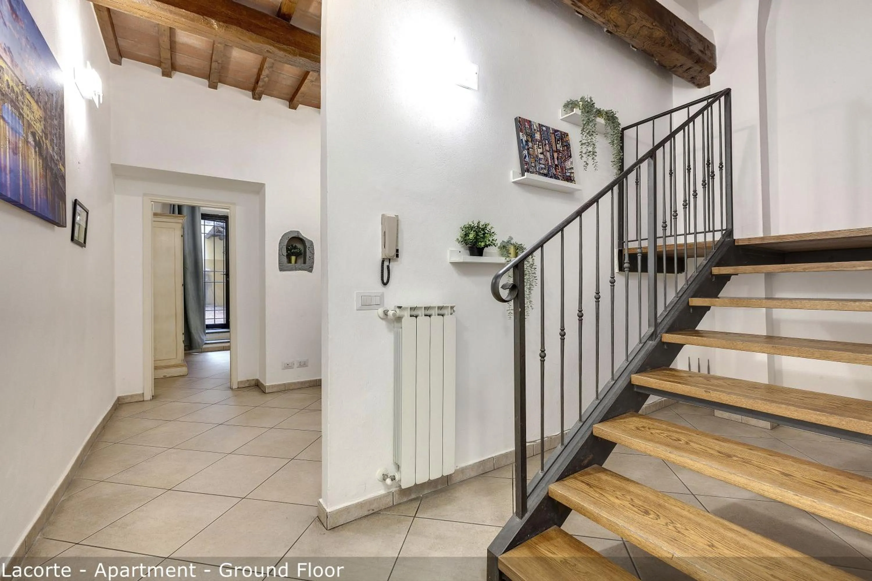 Photo of the whole room in Palazzuolo Tower Apartments by Mamo Florence