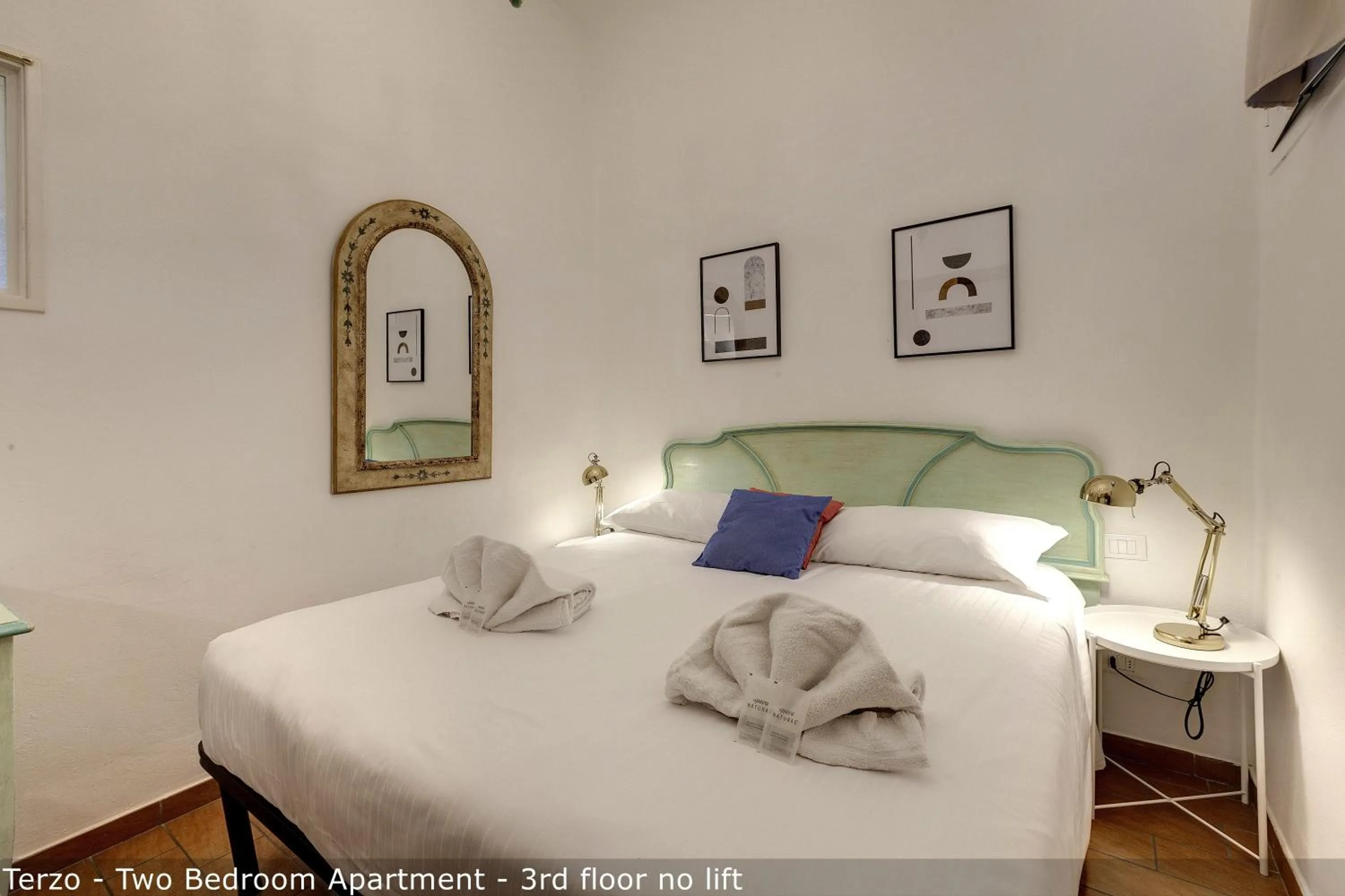 Bedroom, Bed in Palazzuolo Tower Apartments by Mamo Florence