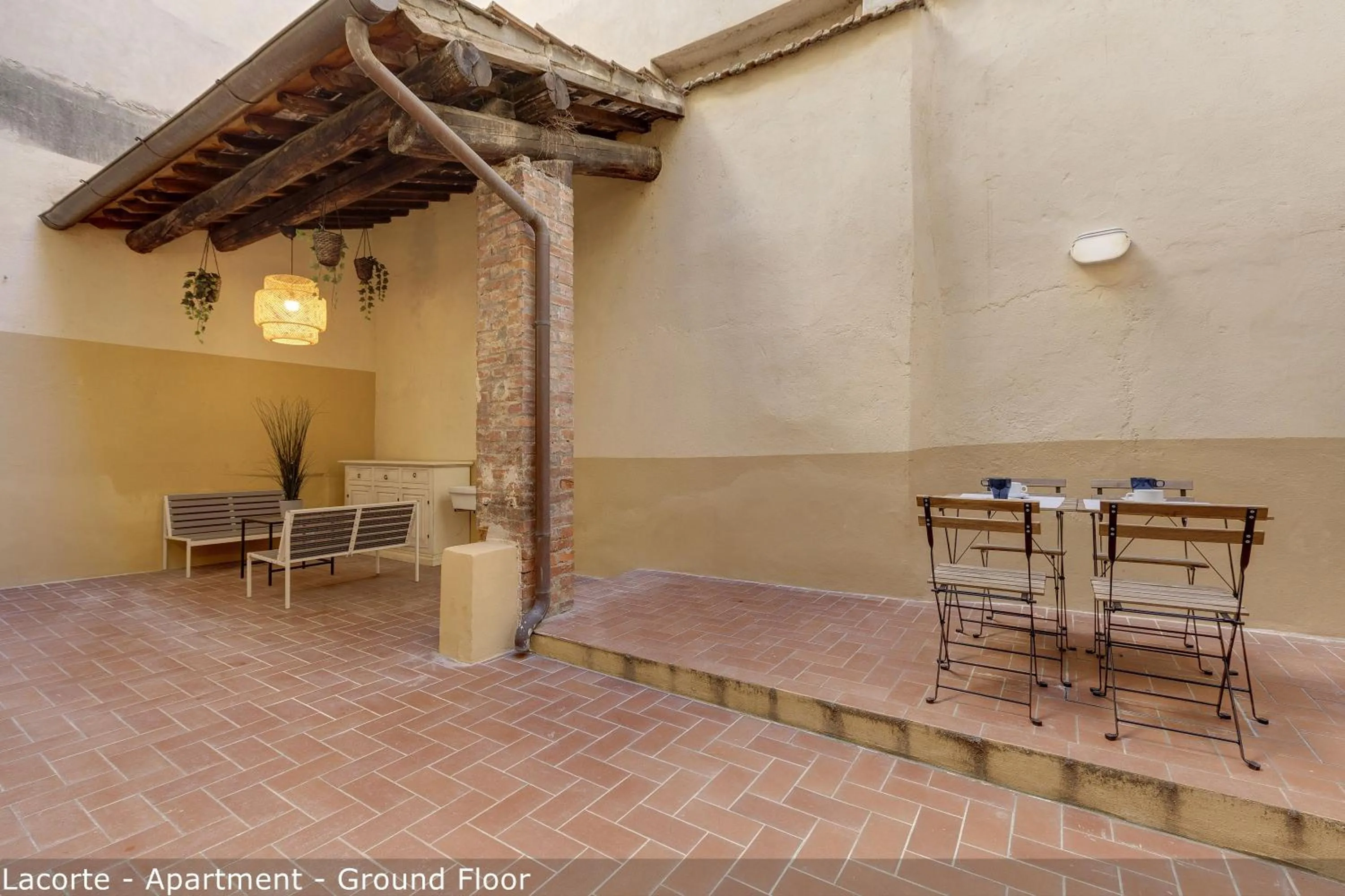 Balcony/Terrace in Palazzuolo Tower Apartments by Mamo Florence