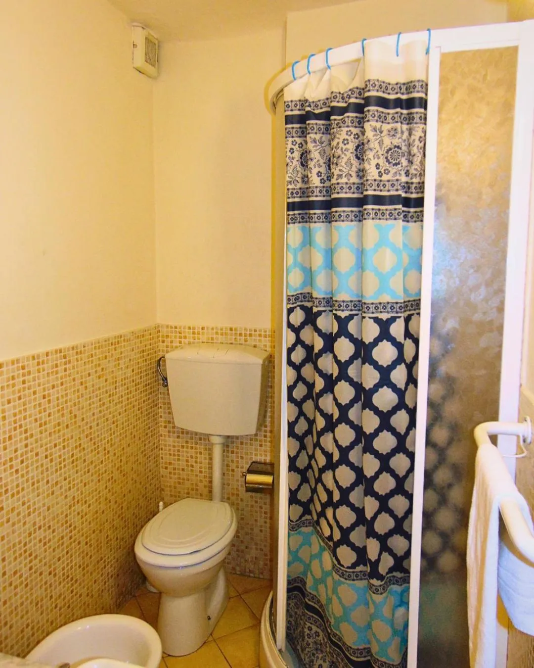 Bathroom in Palazzuolo Tower Apartments by Mamo Florence