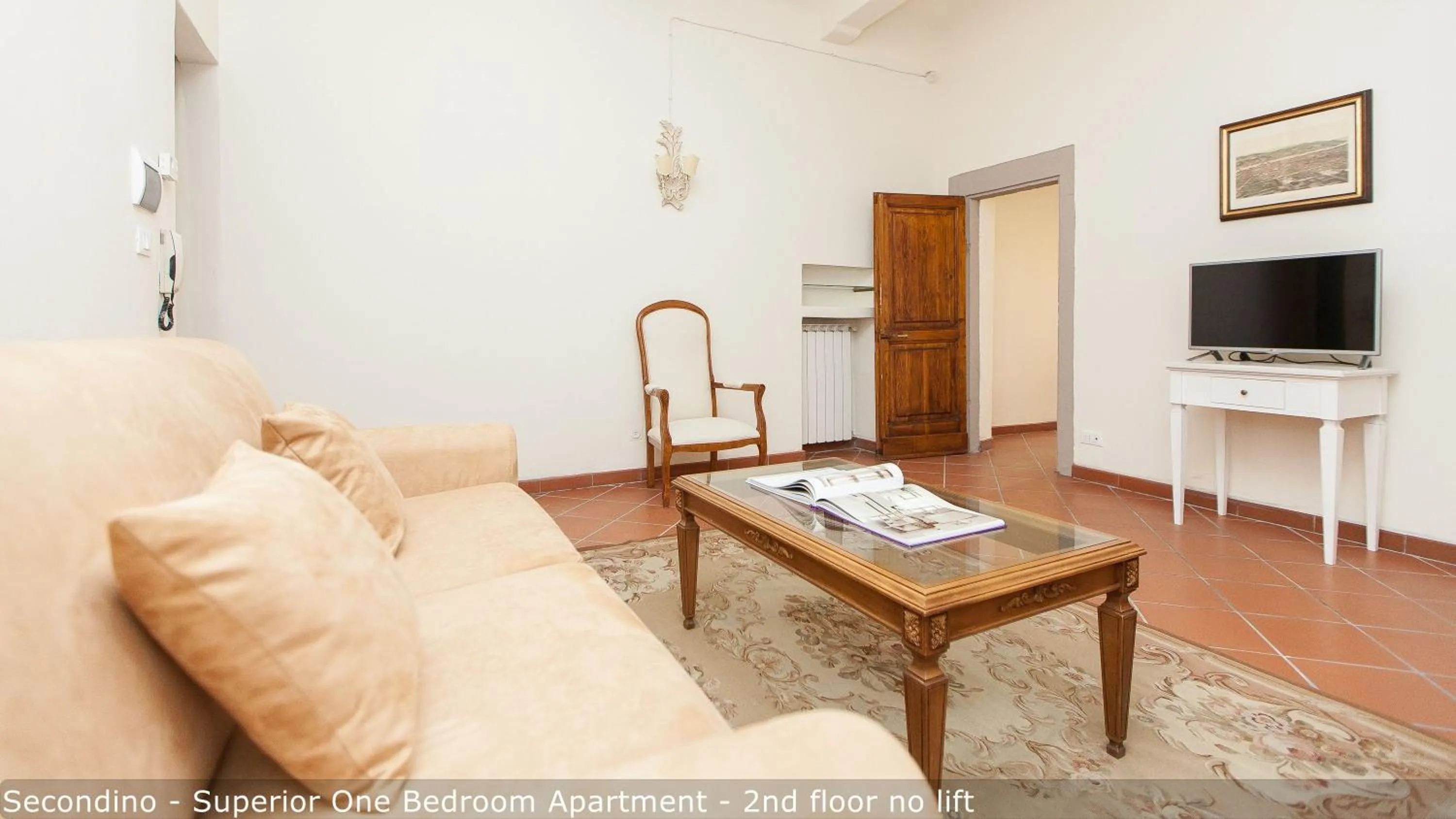 Living room in Palazzuolo Tower Apartments by Mamo Florence