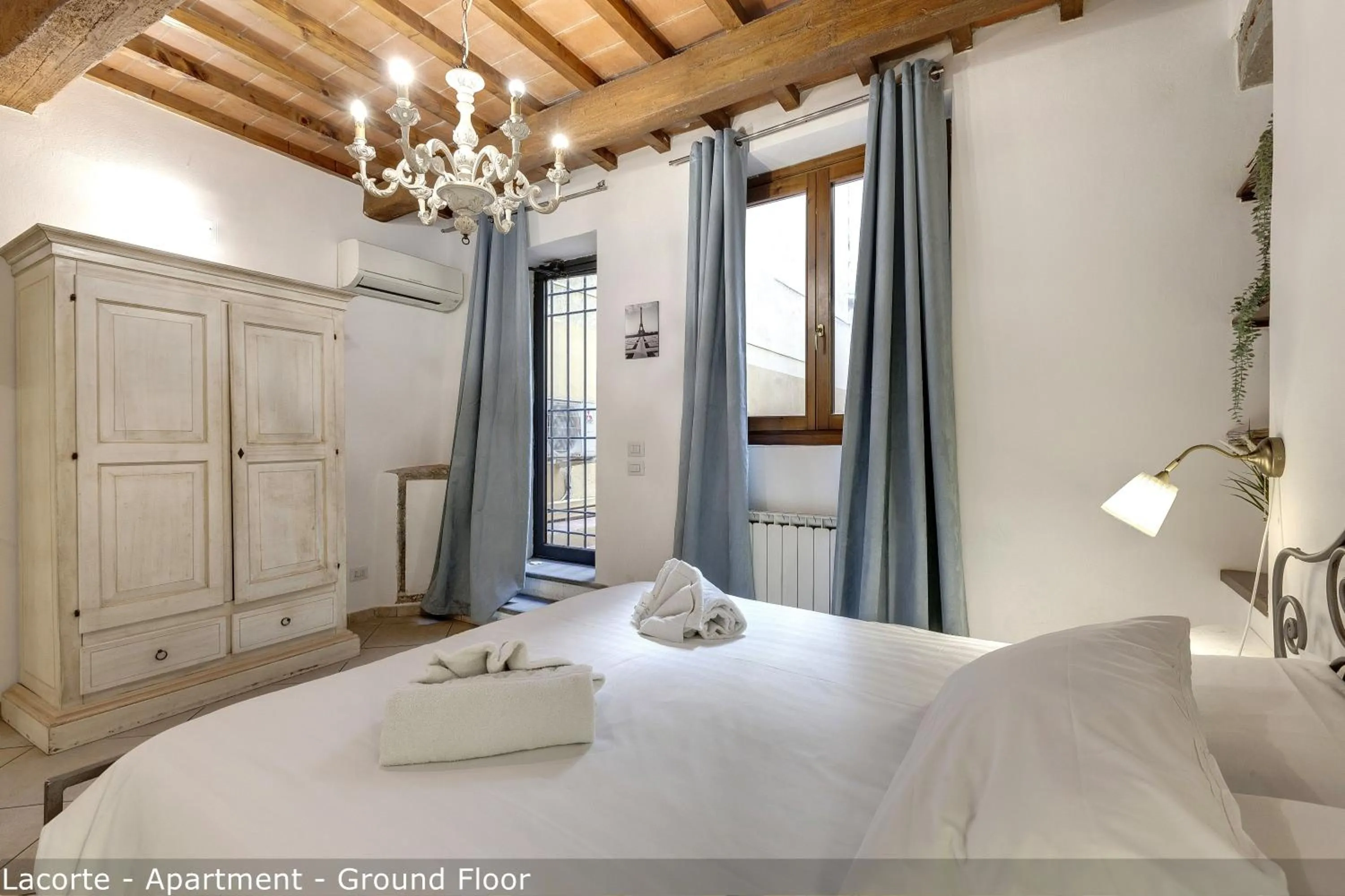 Bedroom, Bed in Palazzuolo Tower Apartments by Mamo Florence