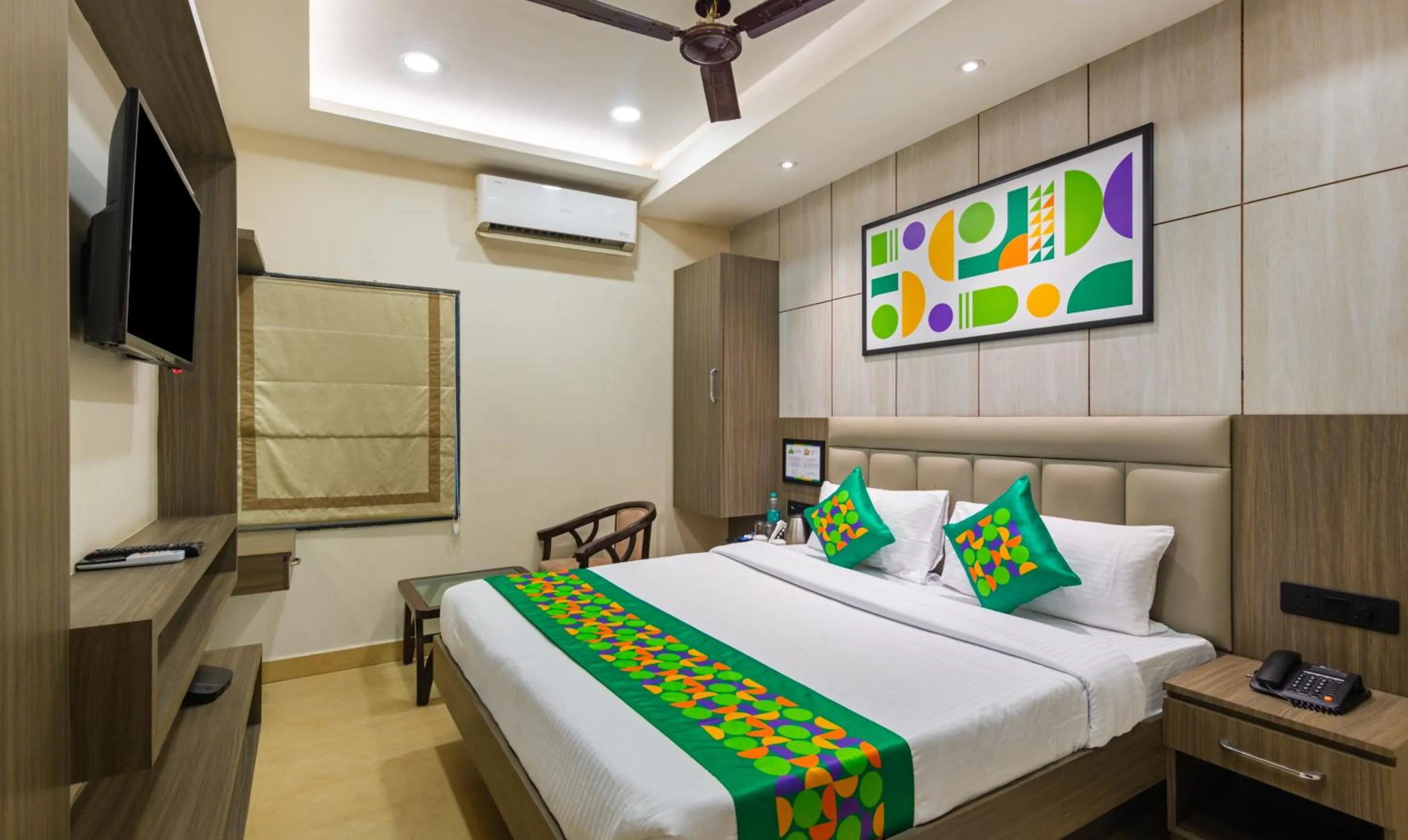 Bedroom, Bed in Treebo Bombay Palace