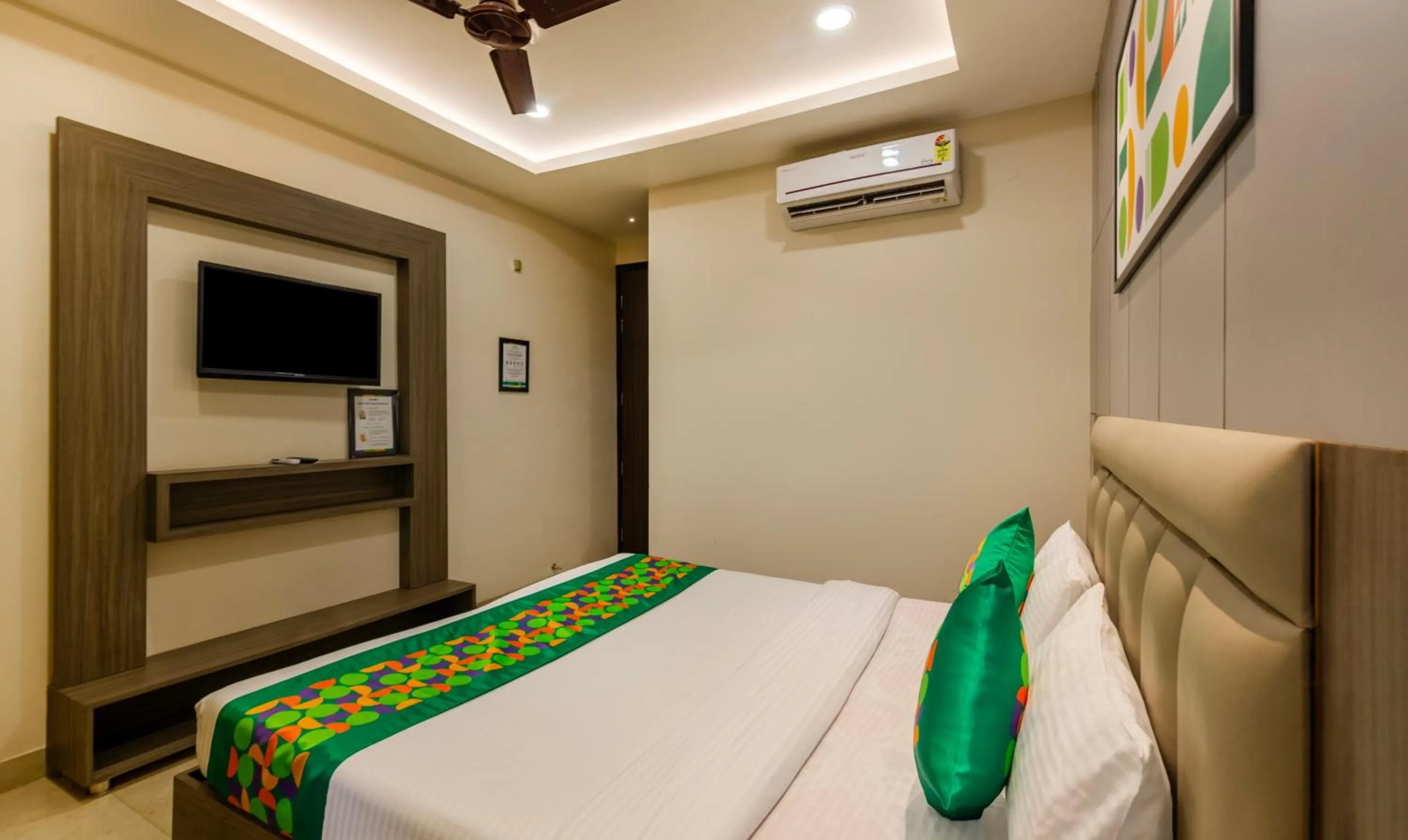 Bedroom, Bed in Treebo Bombay Palace