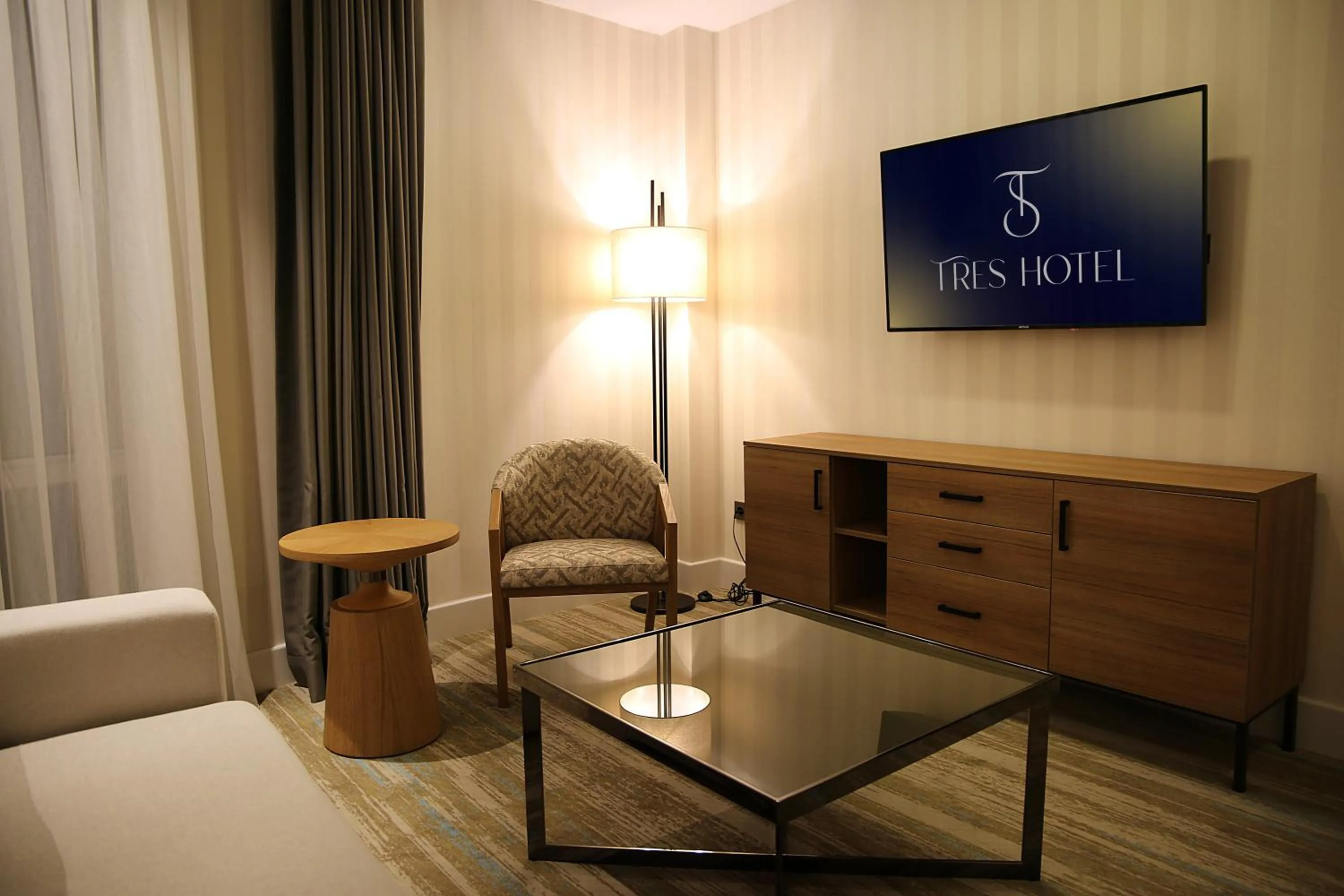 Communal lounge/ TV room in Tress Hotel