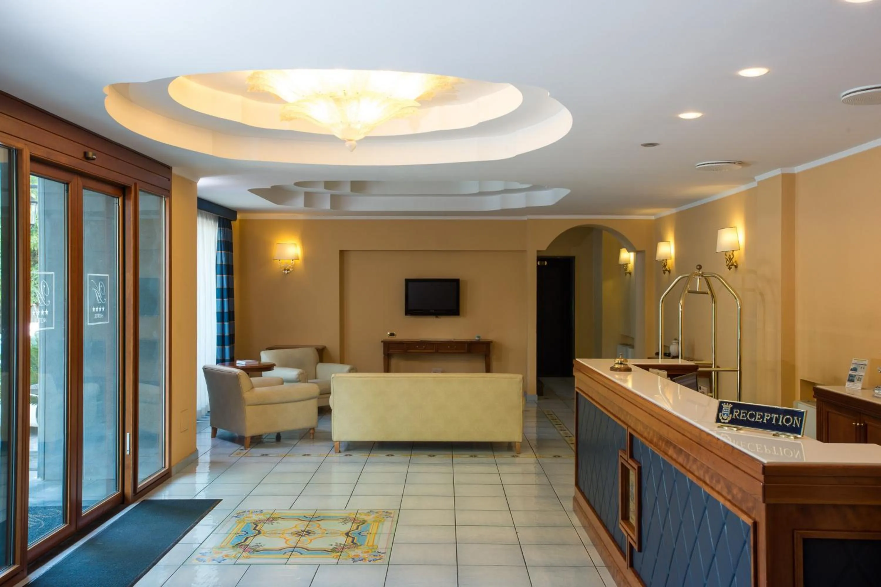 Communal lounge/ TV room in Hotel Villa Albani