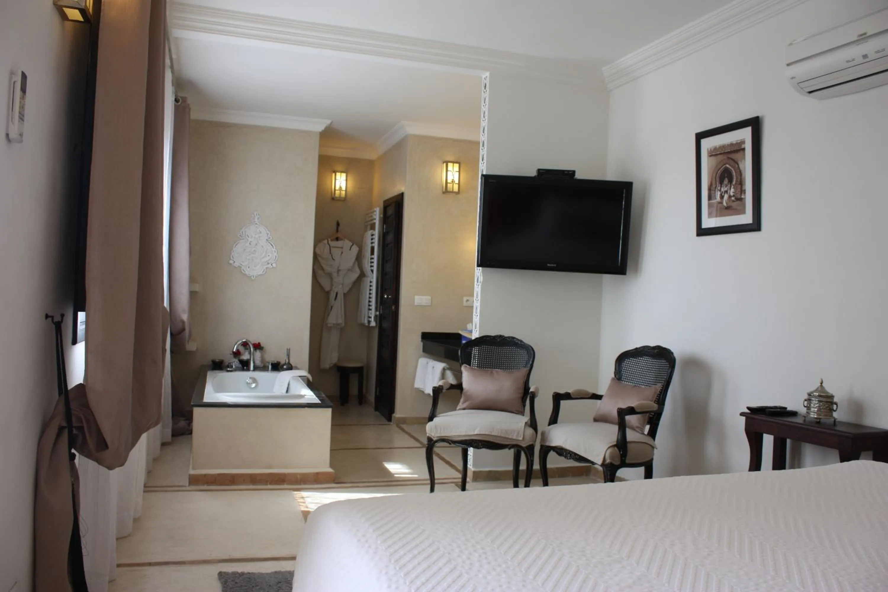 Photo of the whole room, Bed in Riad La Villa Marrakech