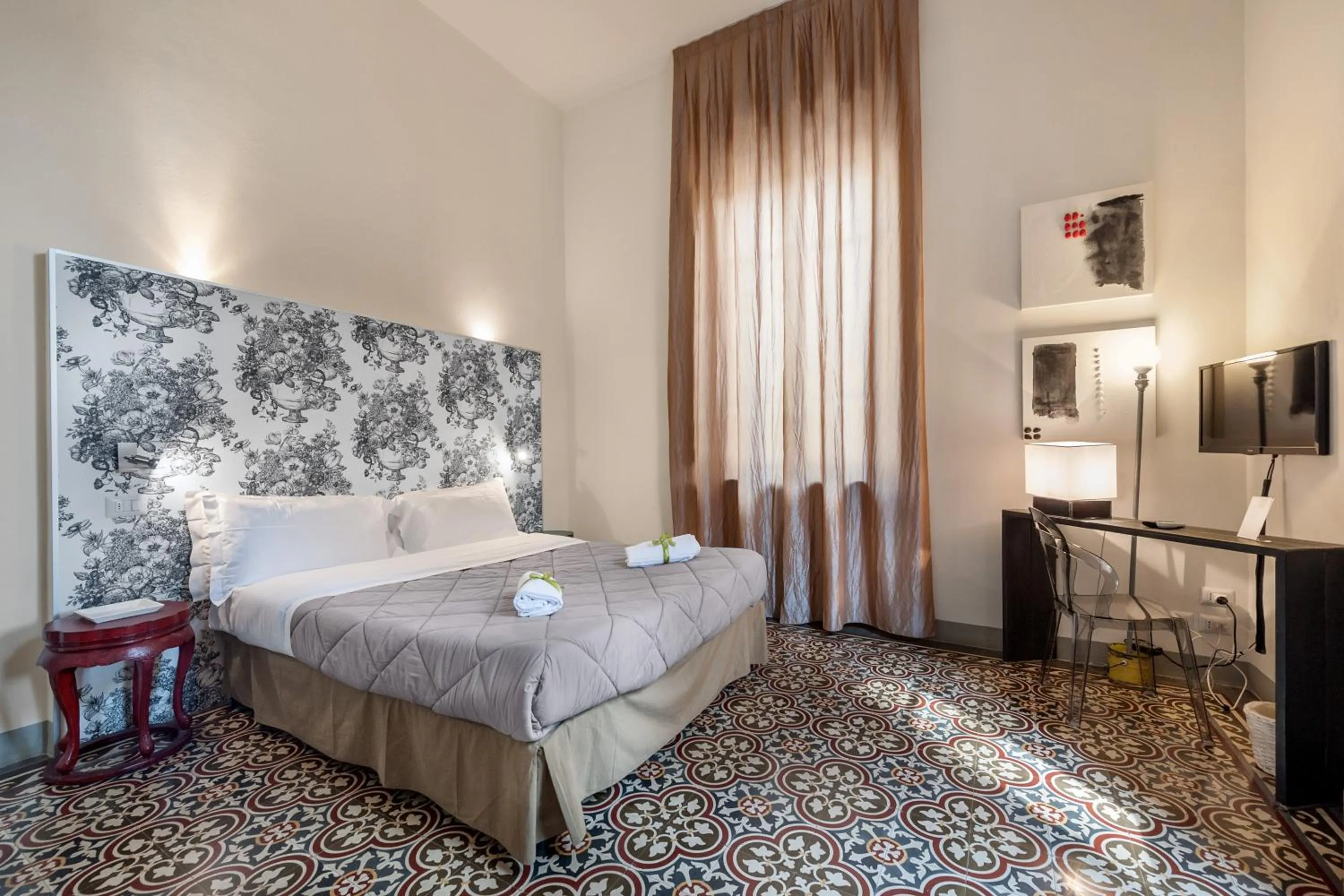 Photo of the whole room, Bed in Lucca in Villa Lucrezia