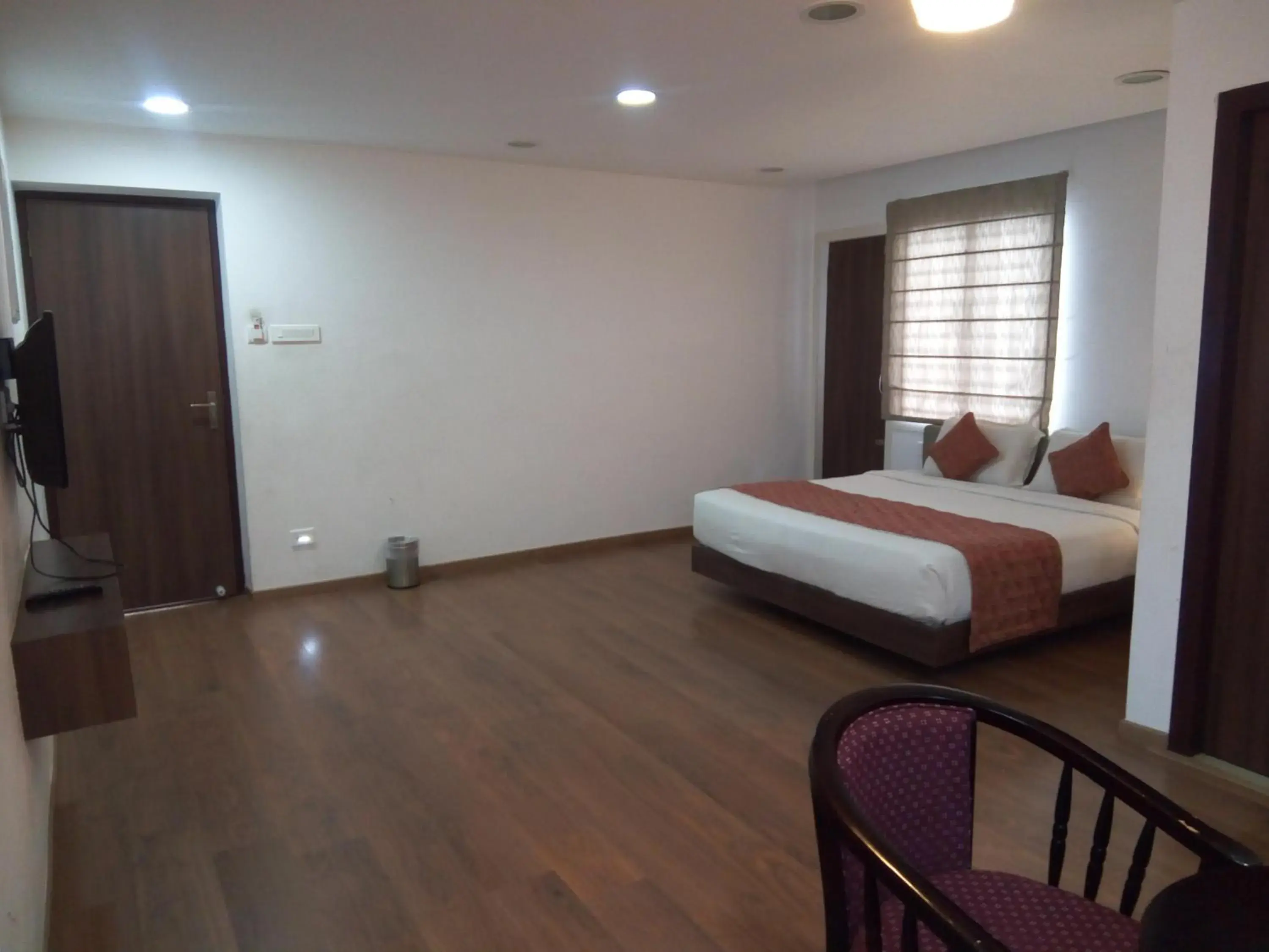 Photo of the whole room, Bed in R T Hill View Photo of the whole room, Bed in R T Hill View