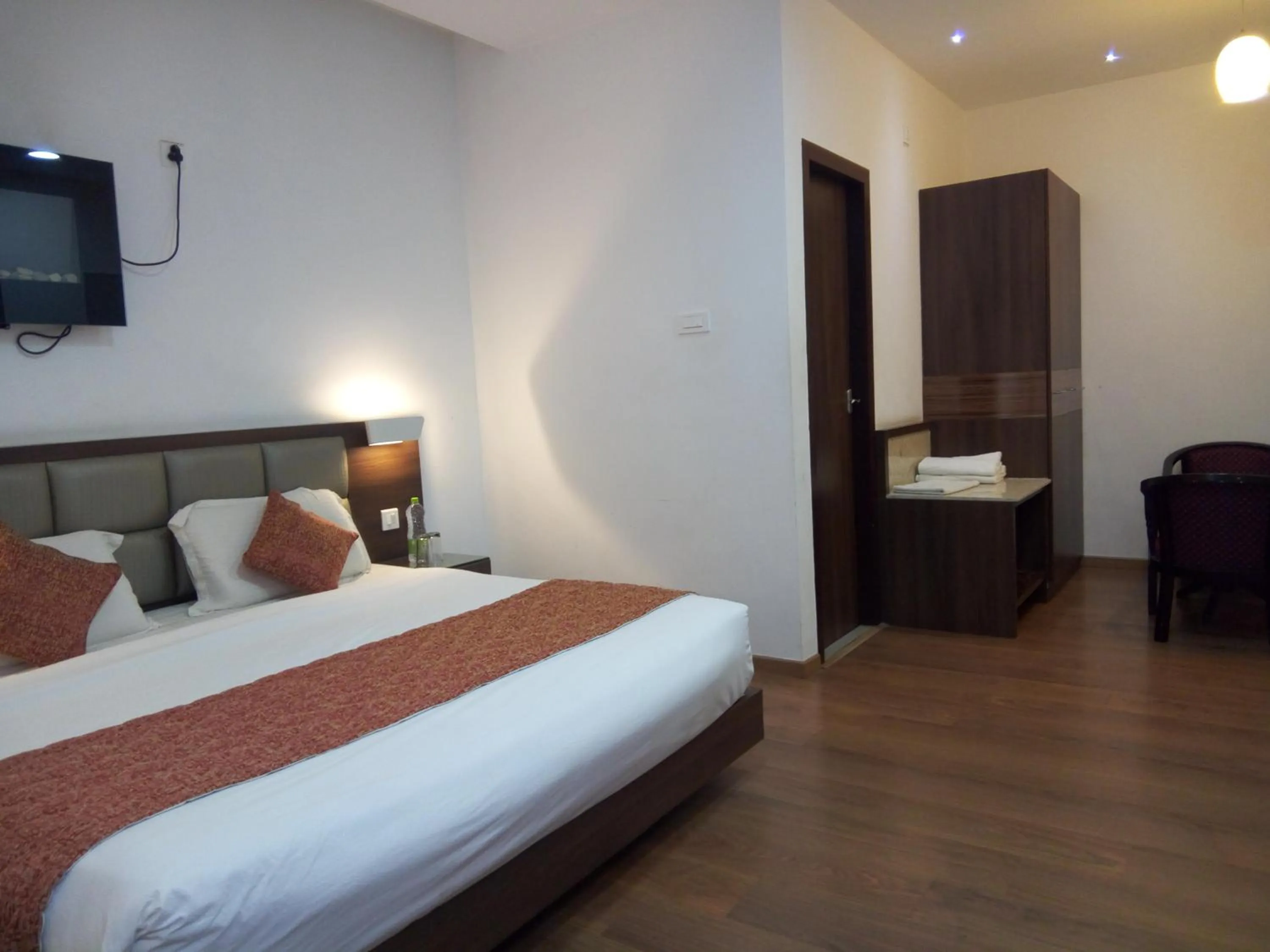 Photo of the whole room, Bed in R T Hill View