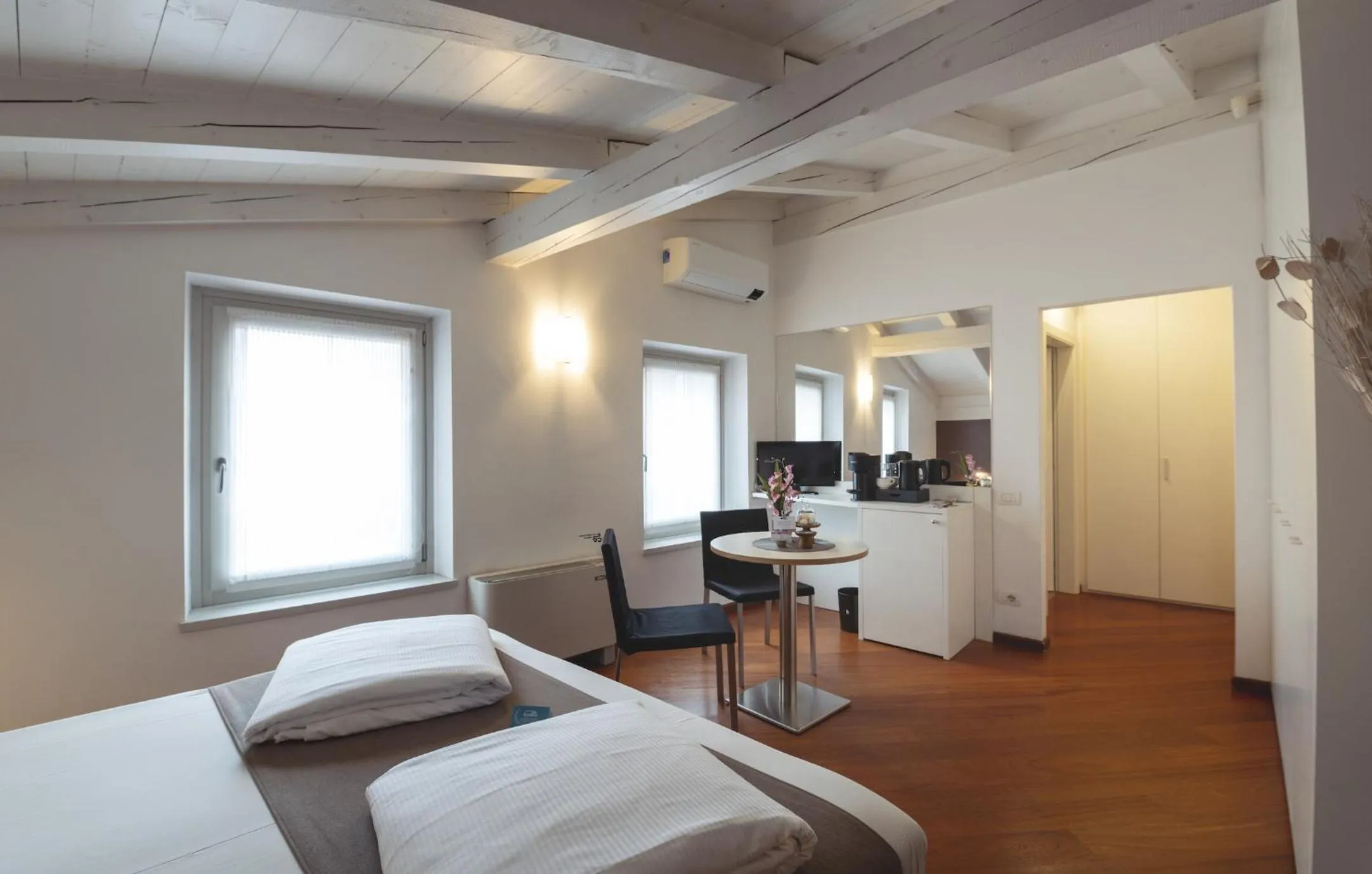 Photo of the whole room, Bed in Hi Room vicolo del vò