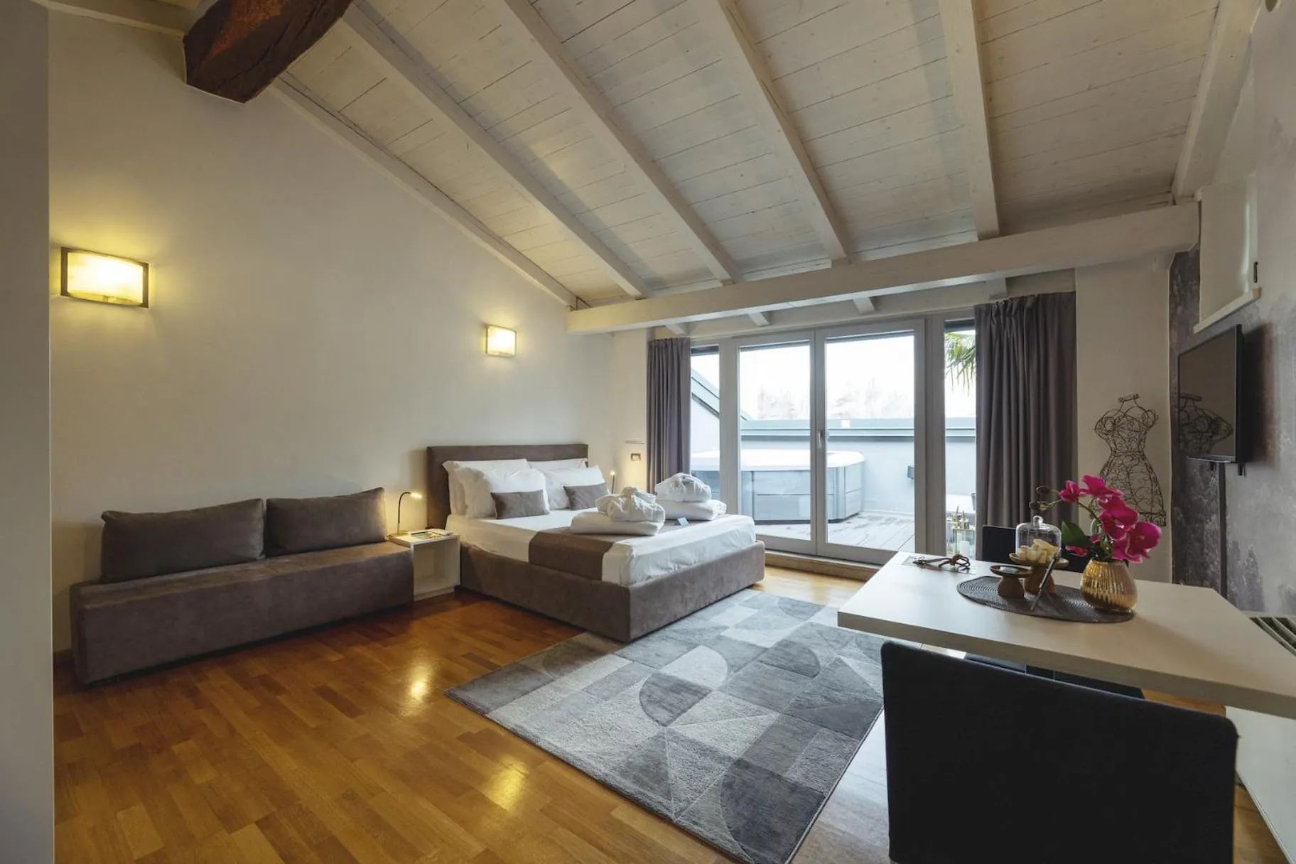 Photo of the whole room, Bed in Hi Room vicolo del vò