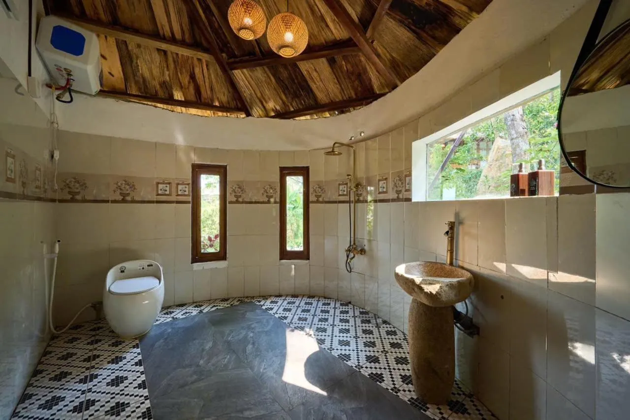 Toilet in Mật Retreat