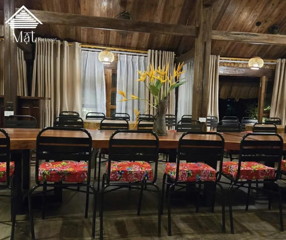 Business facilities in Mật Retreat