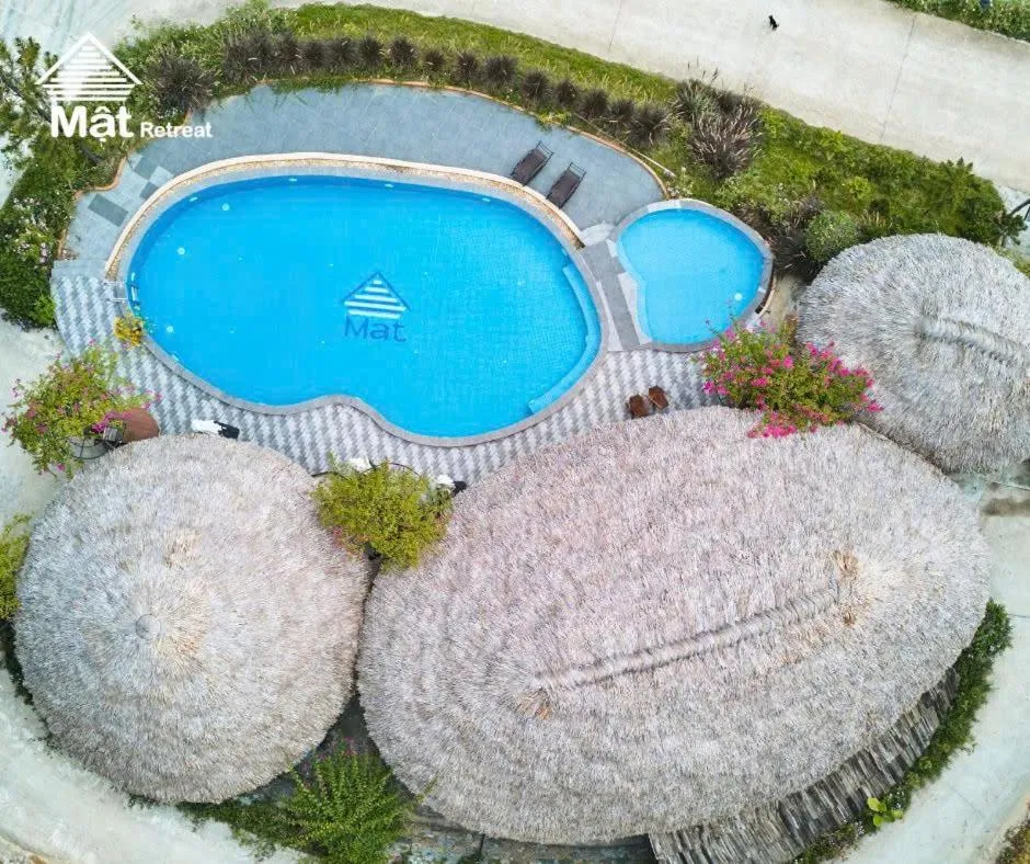 Swimming pool in Mật Retreat