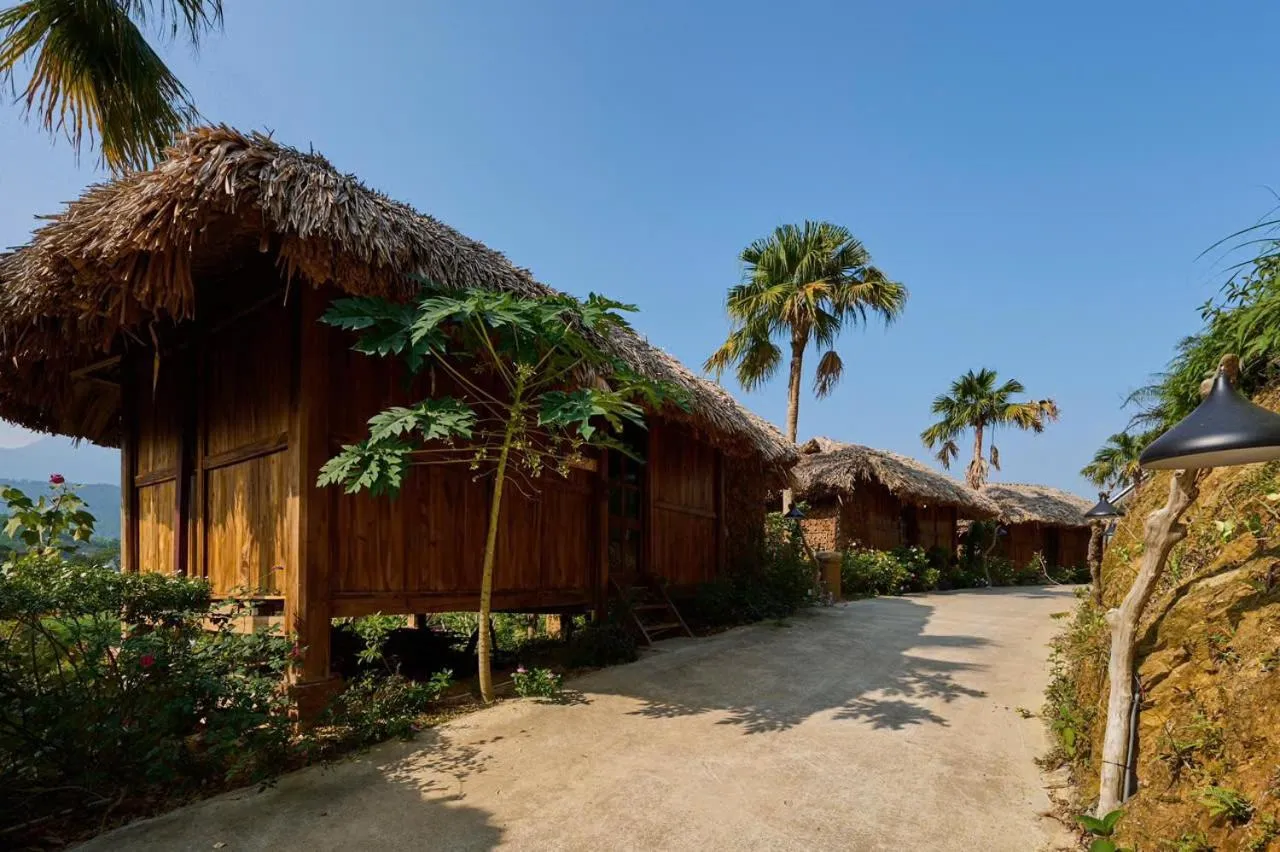 Quiet street view in Mật Retreat