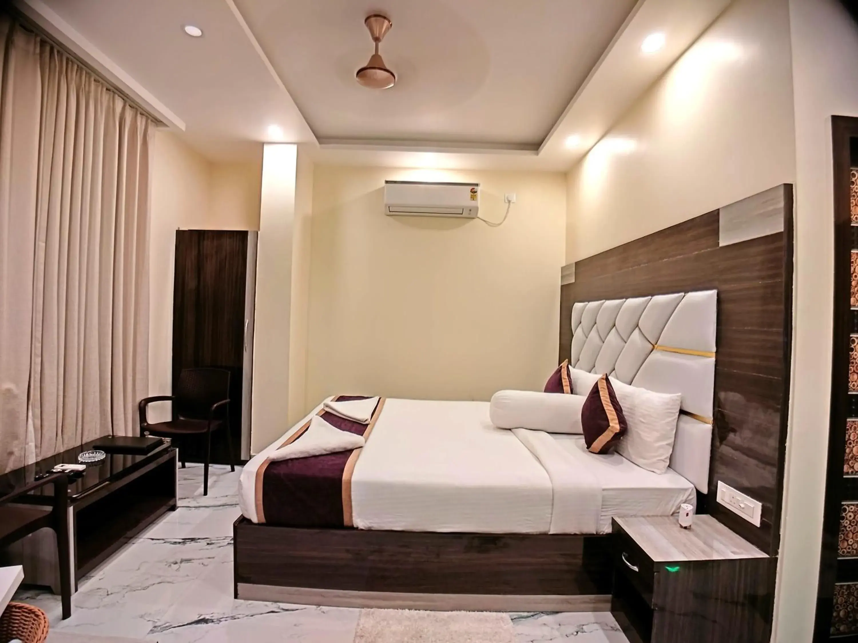 Bed in Elegant Beach Resort Bed in Elegant Beach Resort