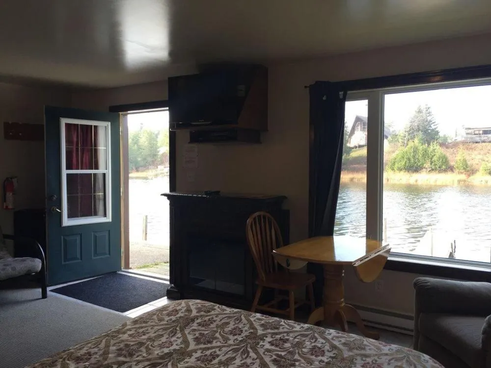 River view, Bed in Sauble River Marina and Lodge Resort