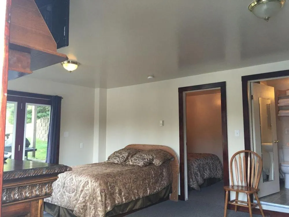 Bedroom, Bed in Sauble River Marina and Lodge Resort