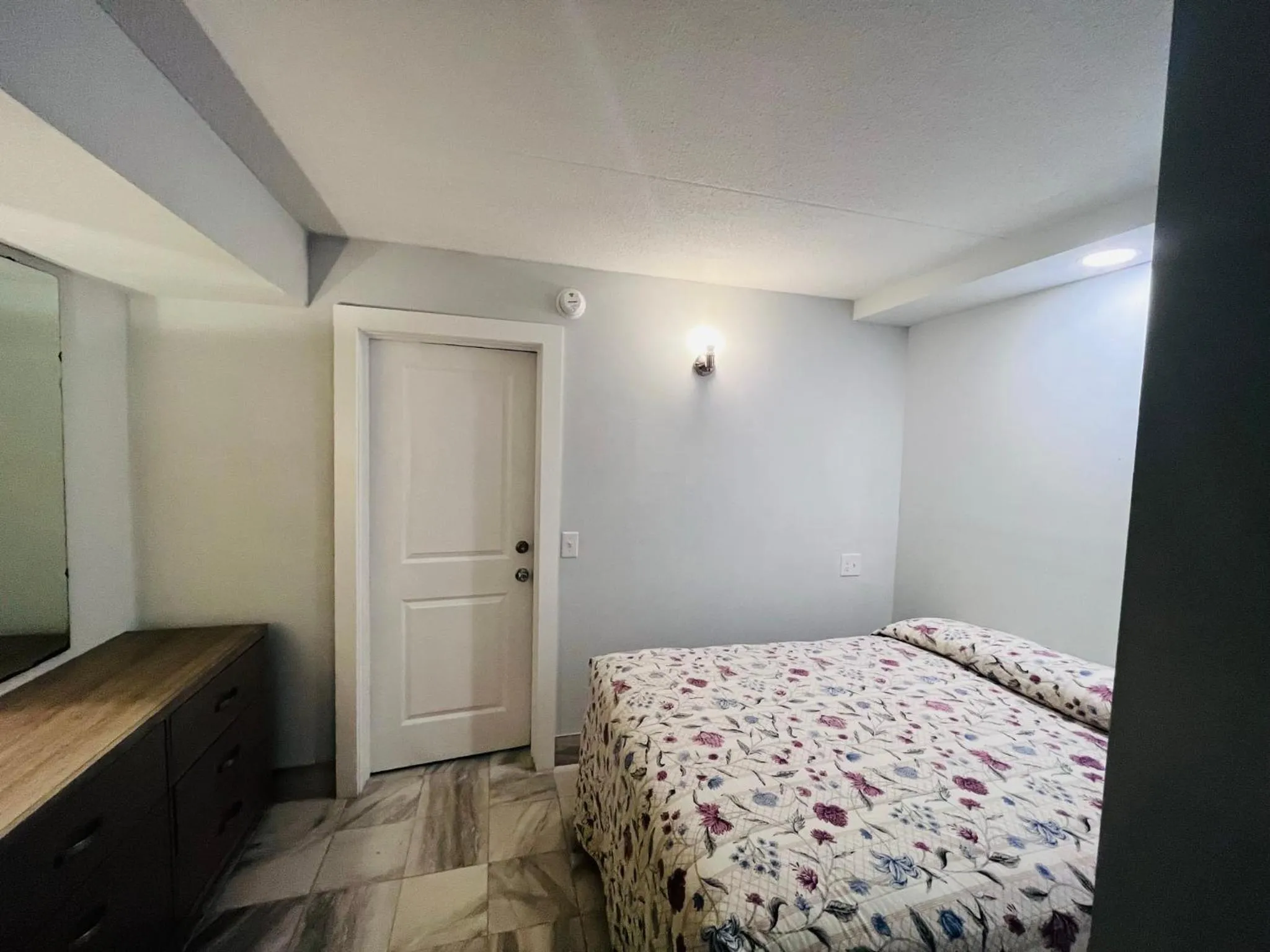 Bed in Admiral Resort Motel